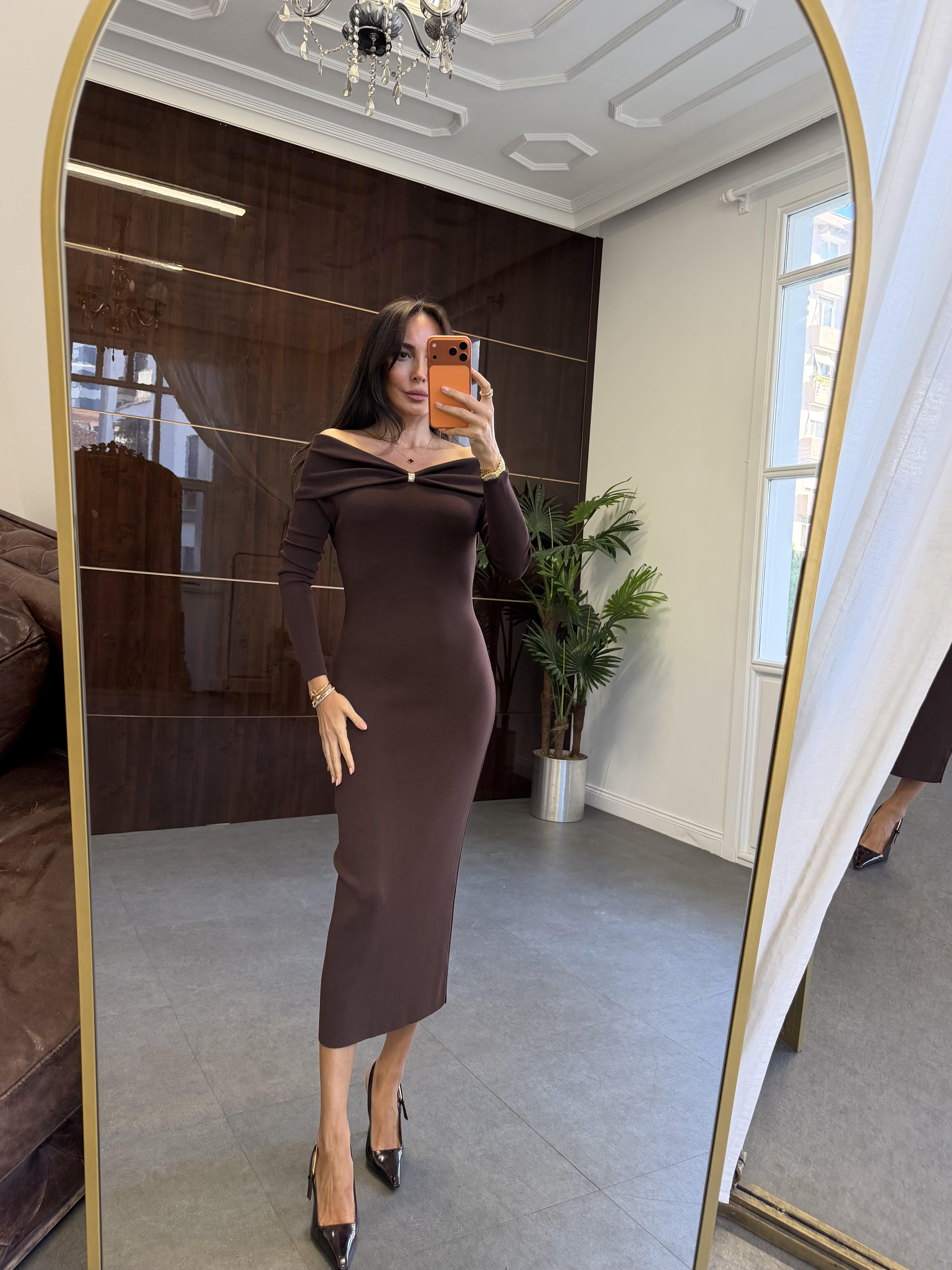 Kahve Bardot Yaka Aksesuar Detaylı Triko Elbise