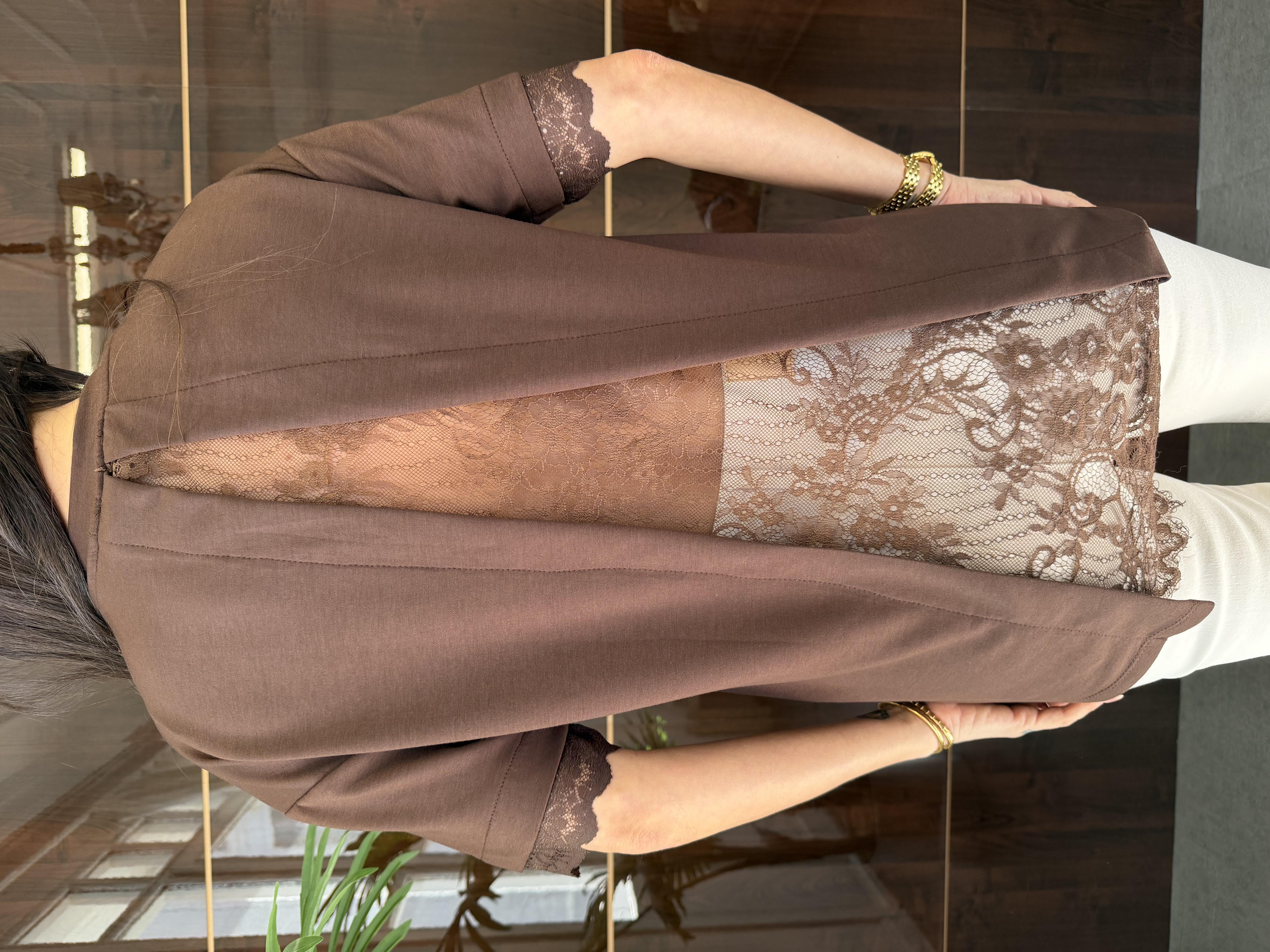 Kahve Dantel Tasarımlı Tişört