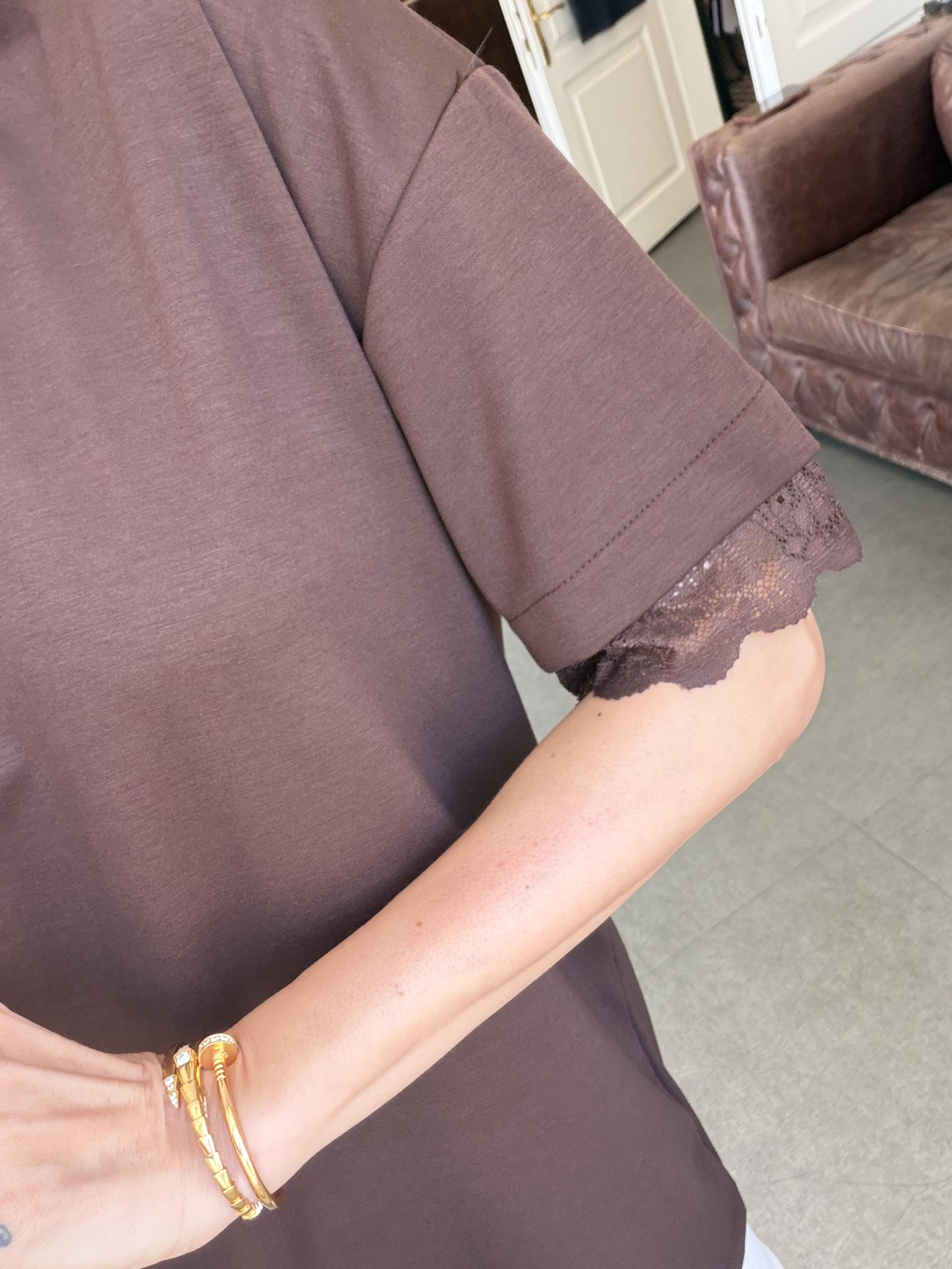 Kahve Dantel Tasarımlı Tişört