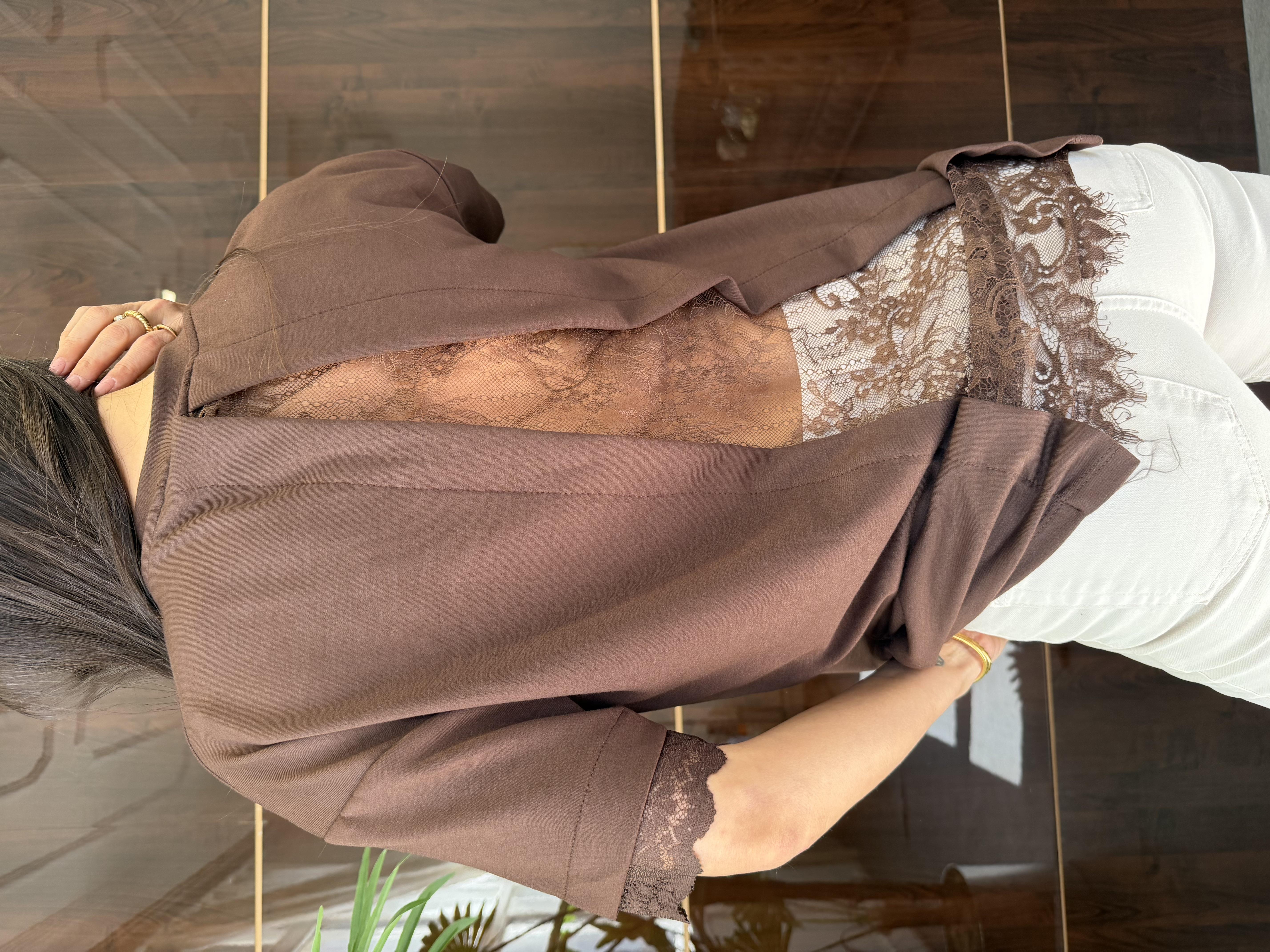 Kahve Dantel Tasarımlı Tişört