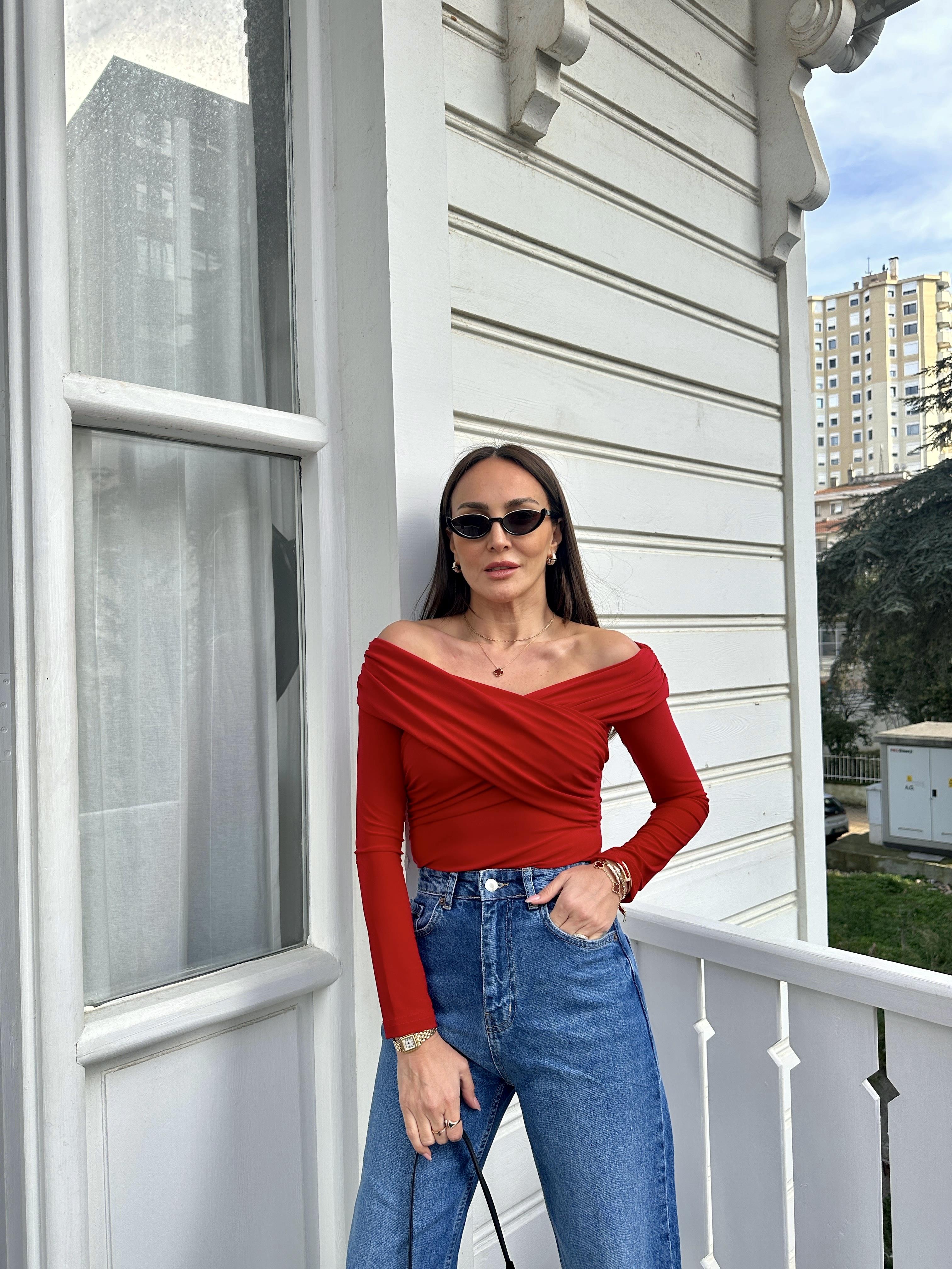 Kırmızı Çapraz Yaka Omuz Açık Bluz