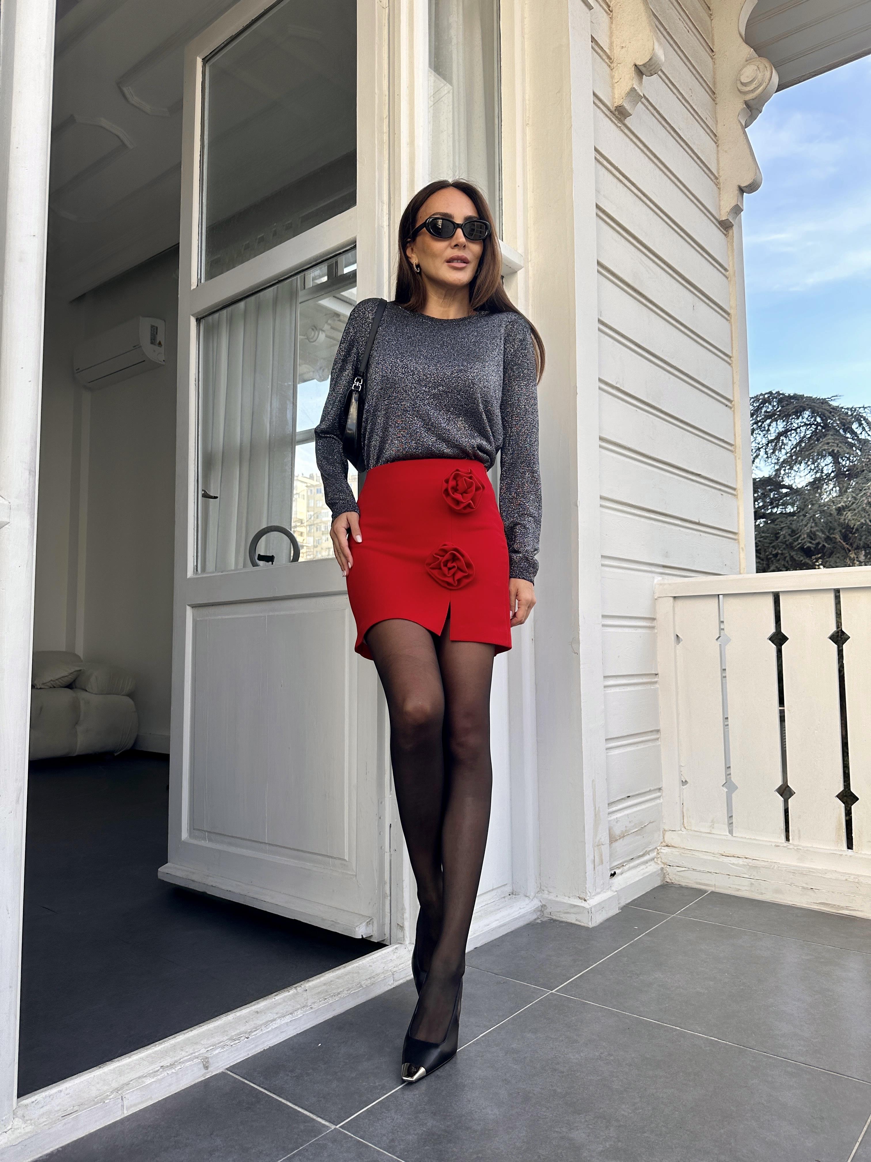 Kırmızı Gül Detaylı Mini Etek