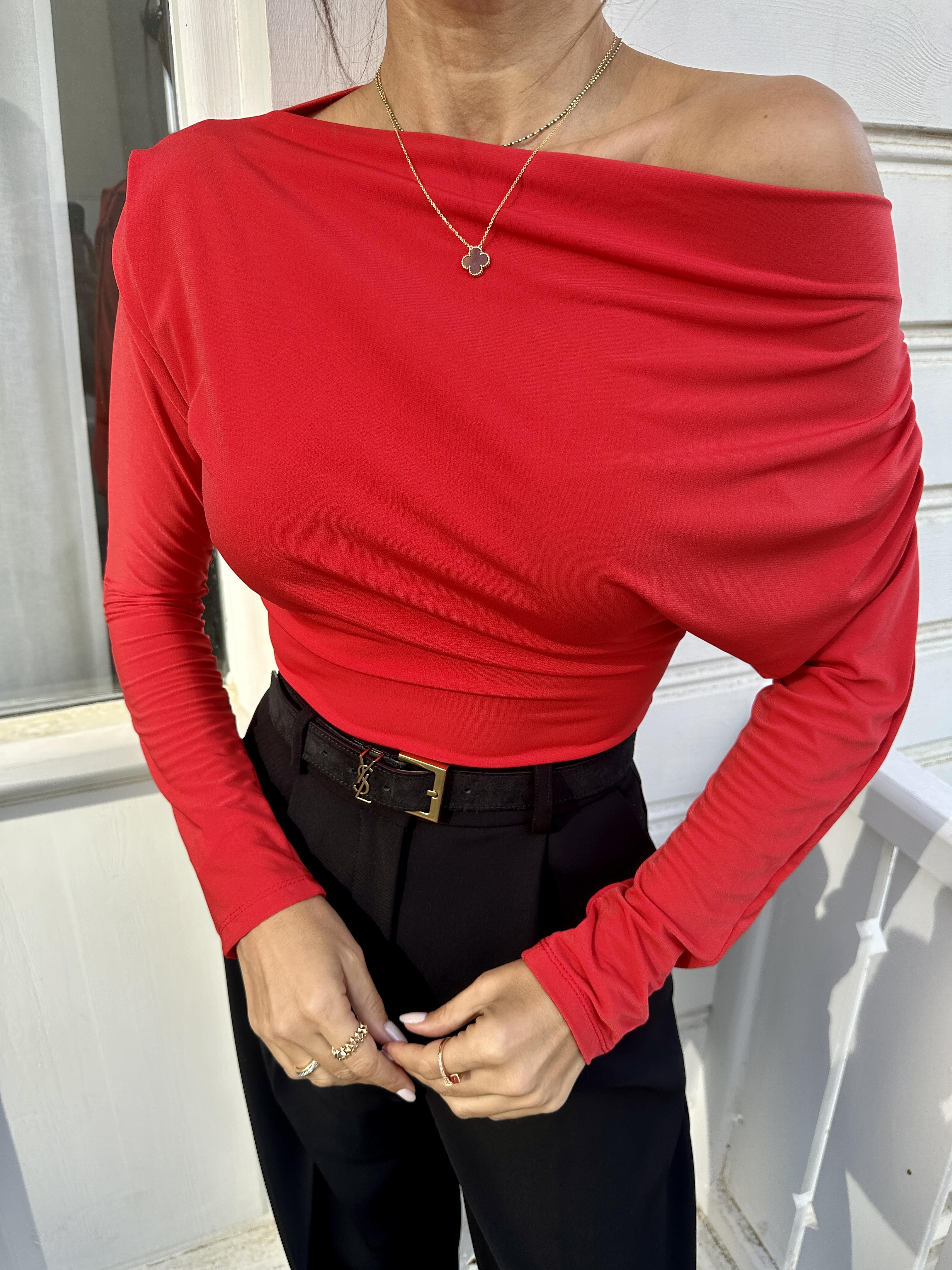 Kırmızı Omzu Pileli Bluz