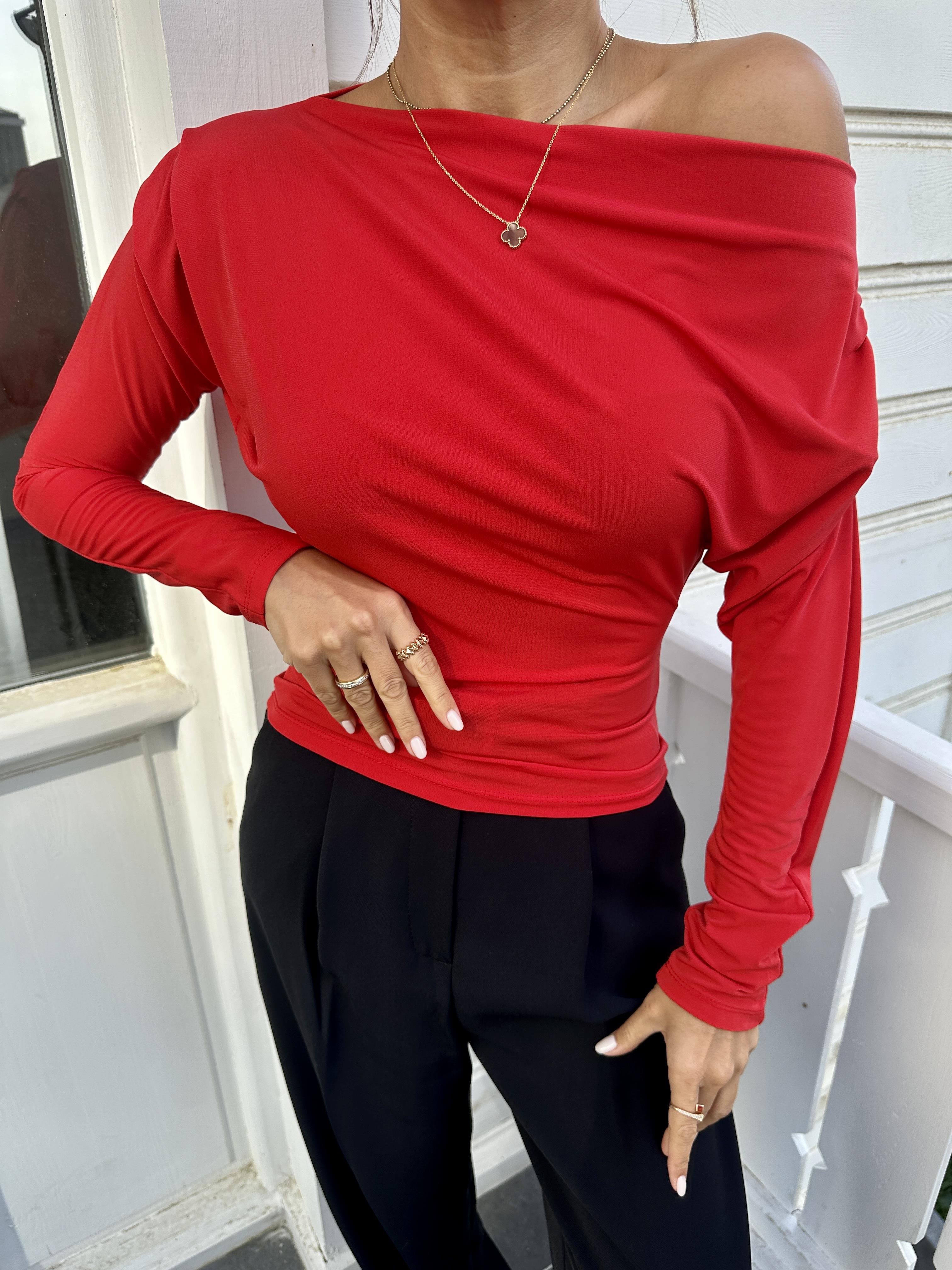 Kırmızı Omzu Pileli Bluz