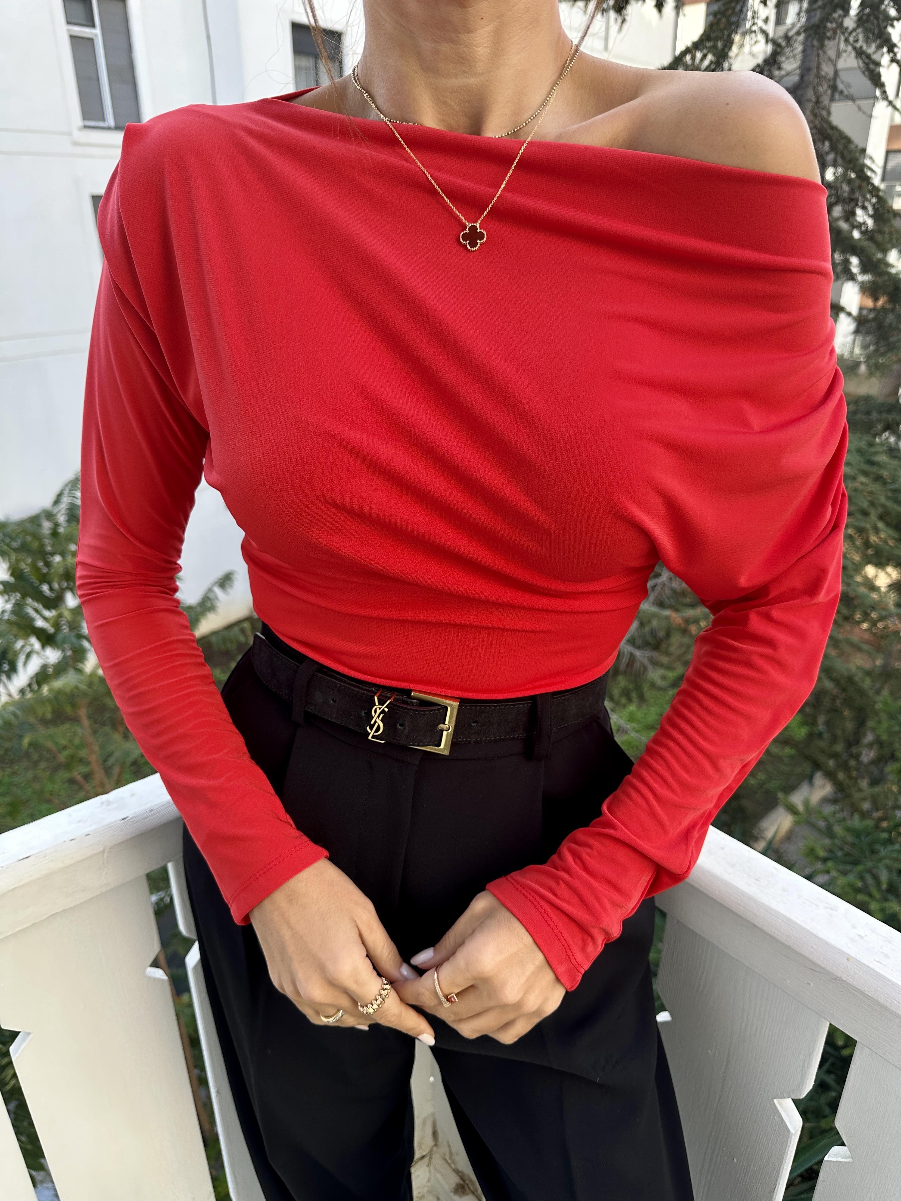 Kırmızı Omzu Pileli Bluz