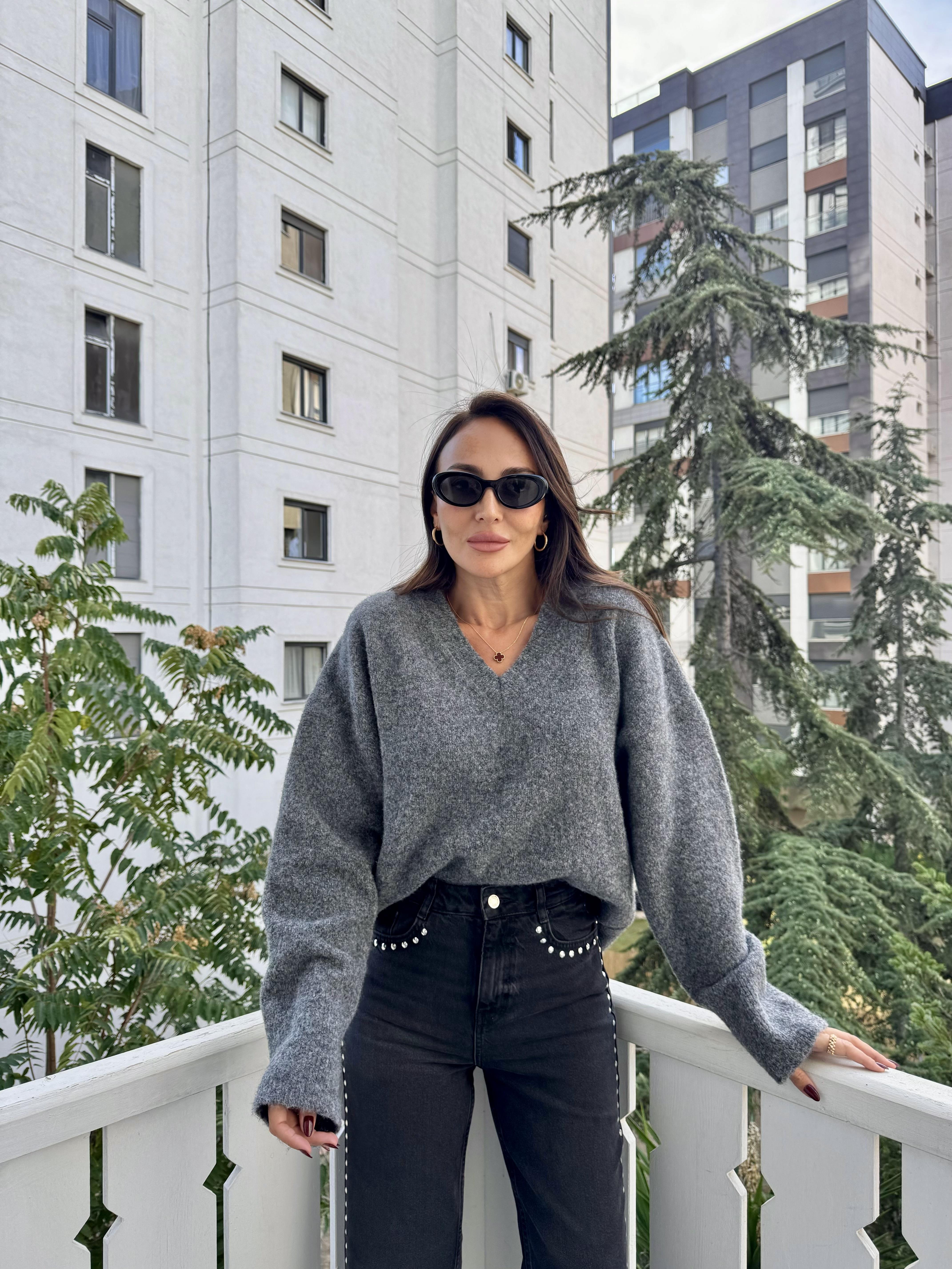 Koyu Füme Melanj V Yaka Yumuşak Dokulu Triko Kazak