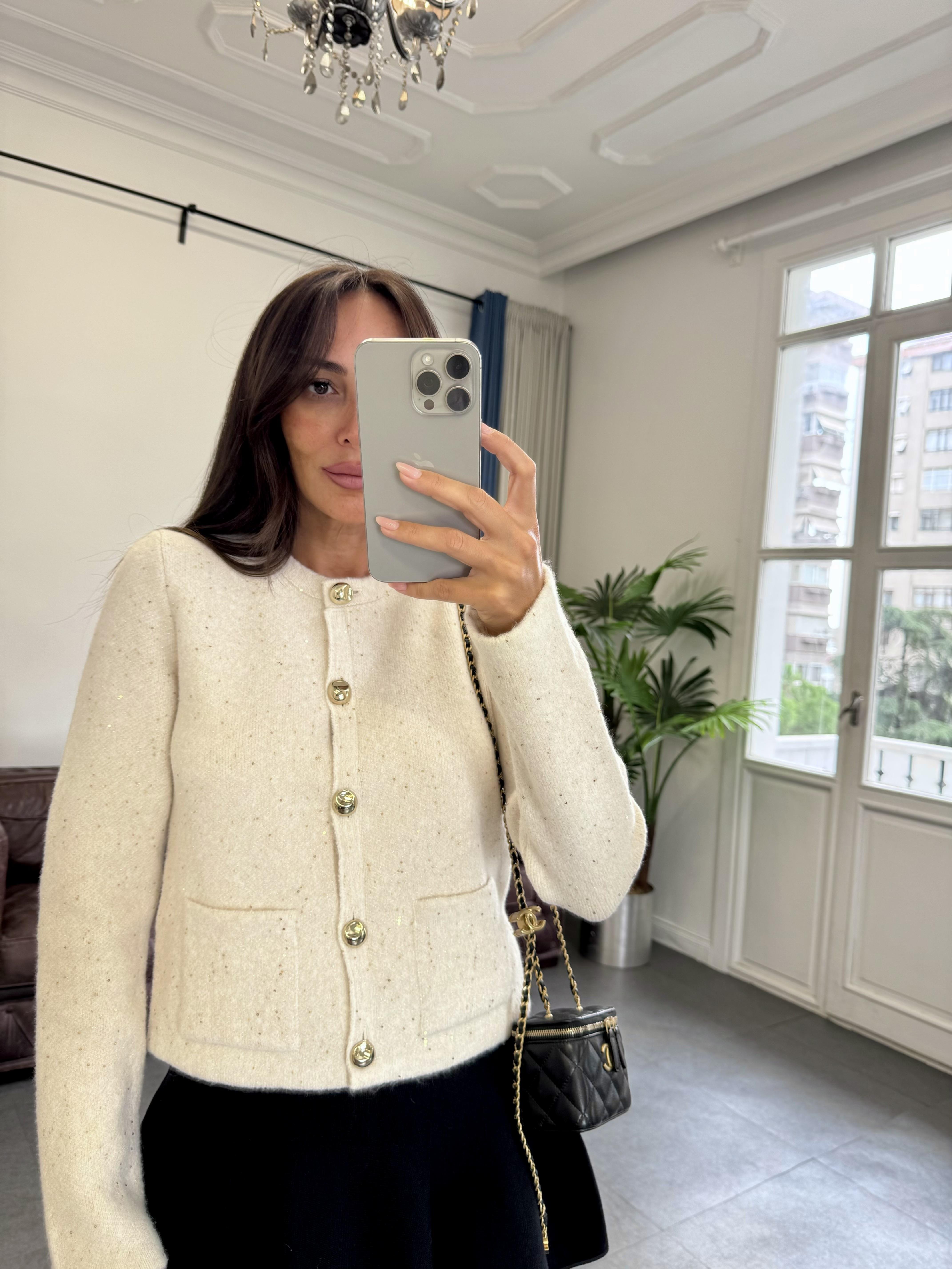 Krem Bisiklet Yaka Pullu Simli Düğmeli Triko Hırka