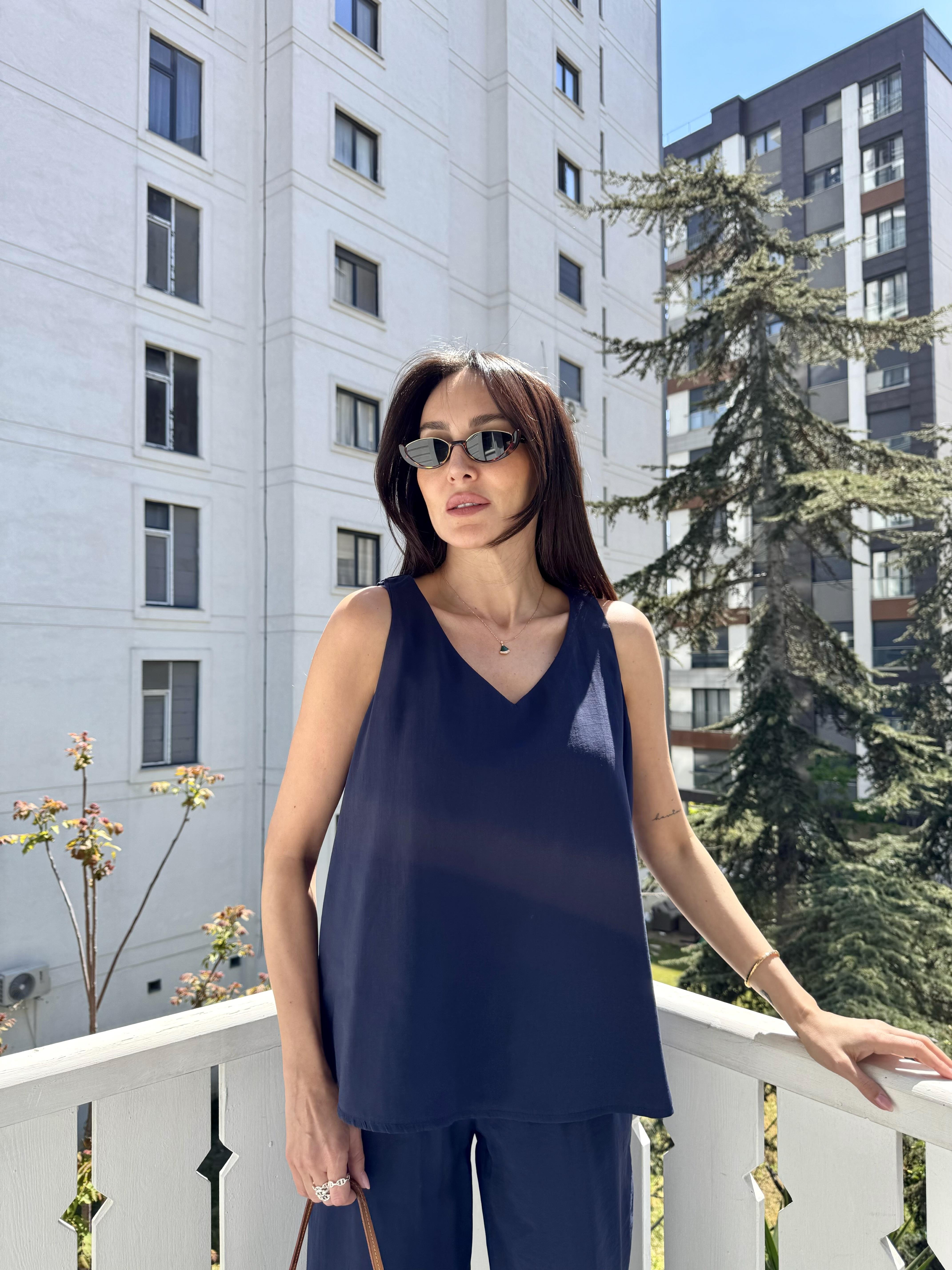 Lacivert V Yakalı Kolsuz Bluz Pantolon Takım