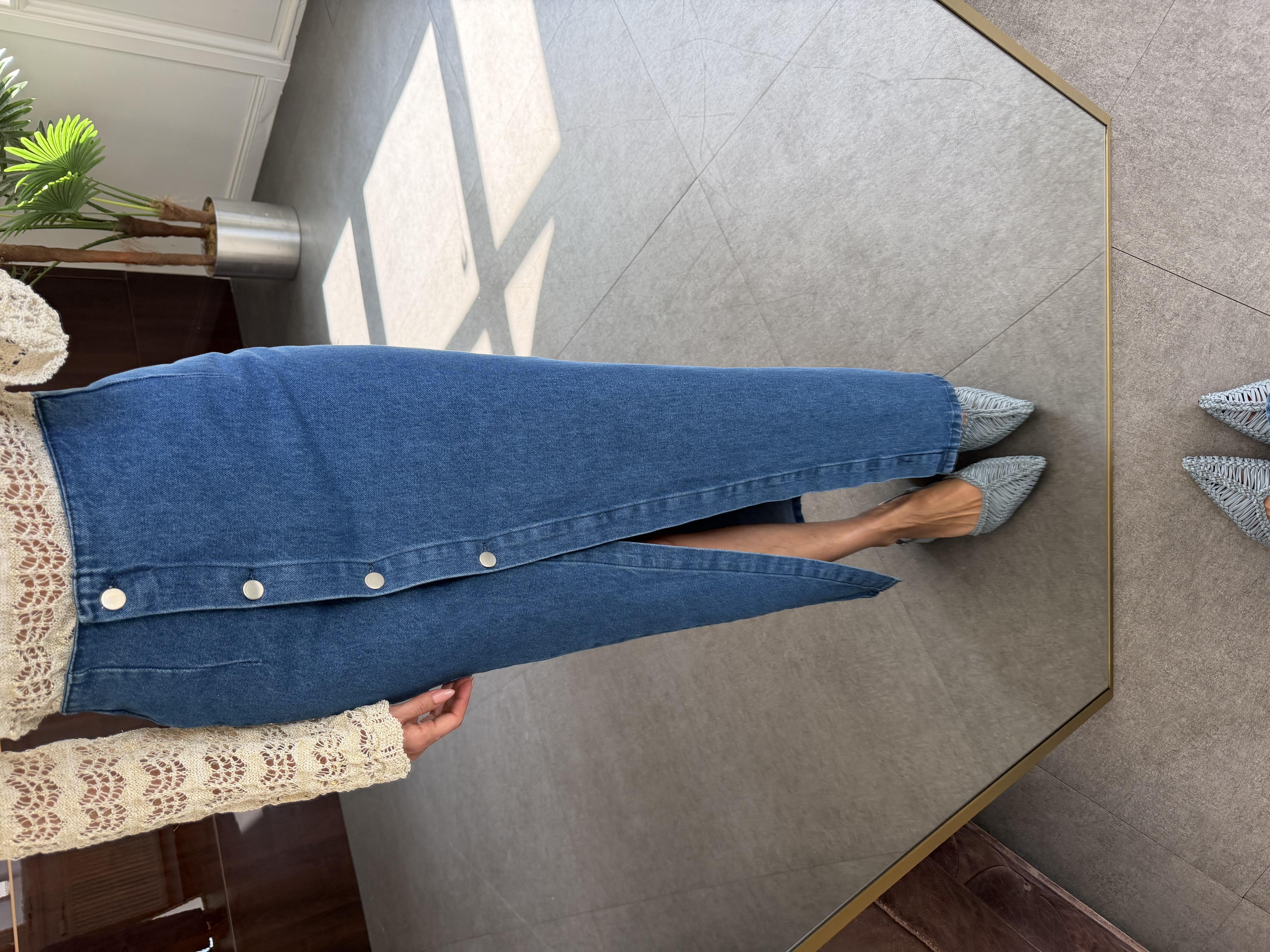 Mavi Düğmeli Yırtmaçlı Midi Kot Etek