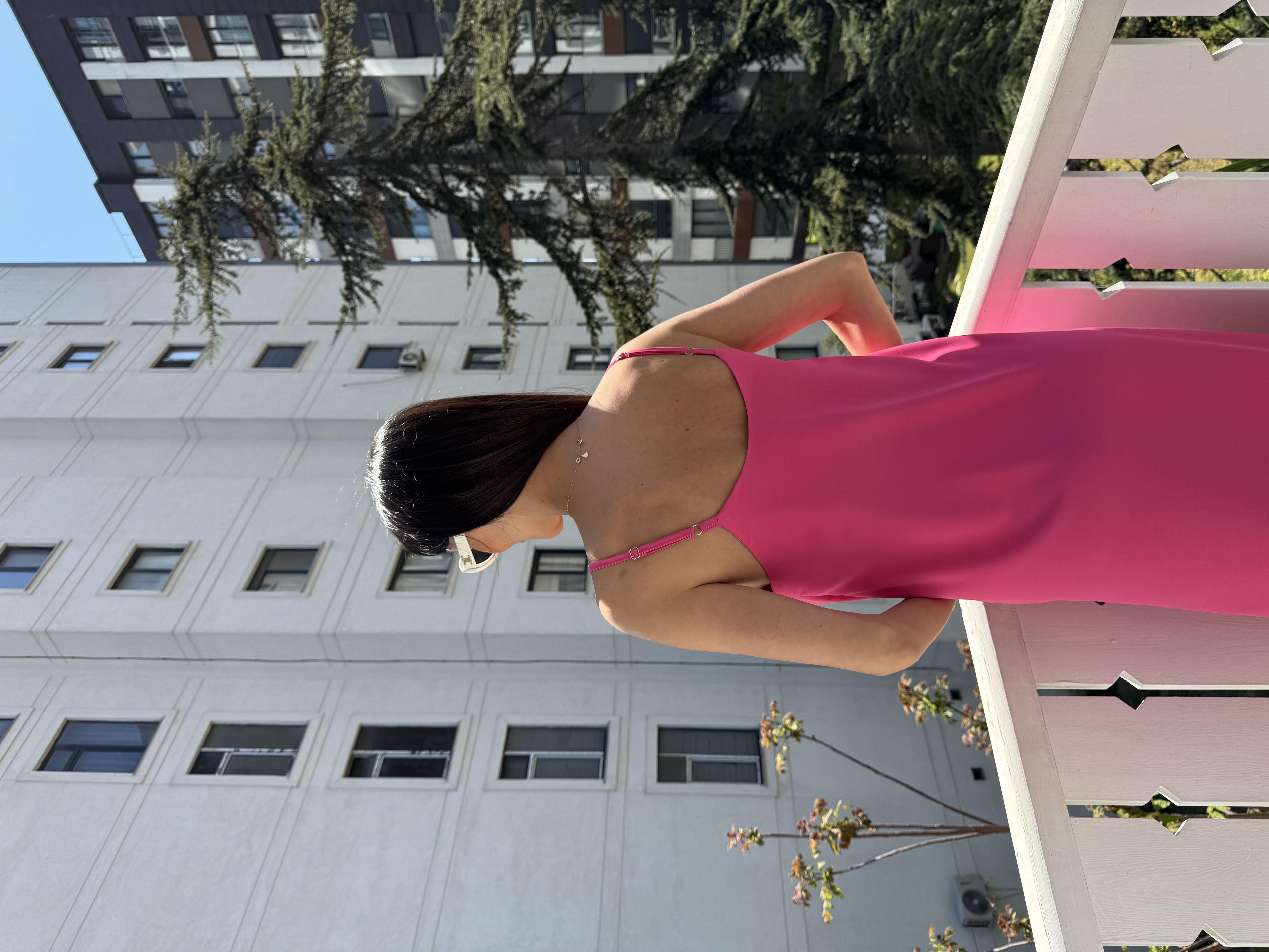 Neon Pembe Etek Ucu Volanlı Uzun Elbise