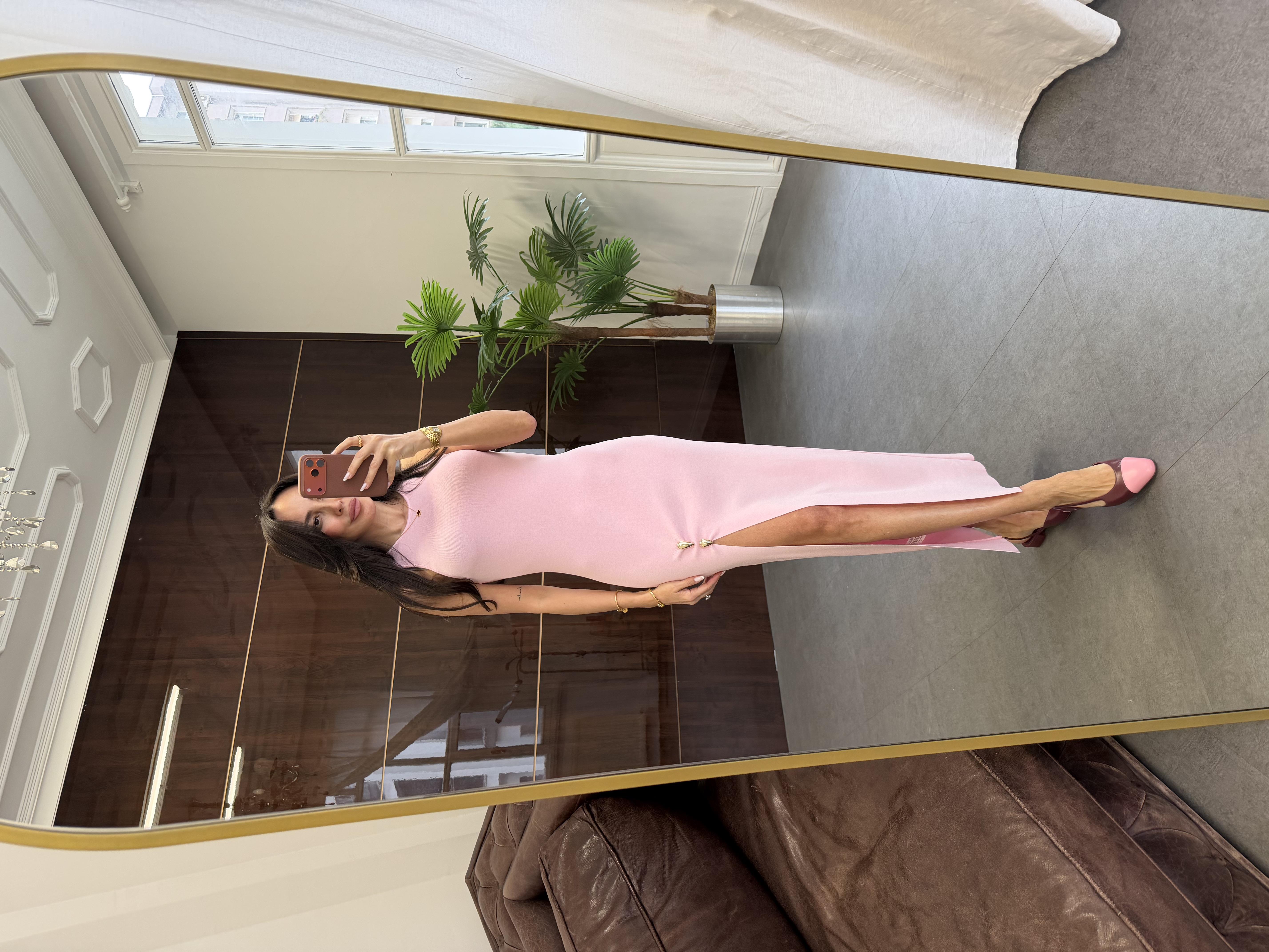 Pembe Aksesuar Detaylı Yırtmaçlı Triko Elbise