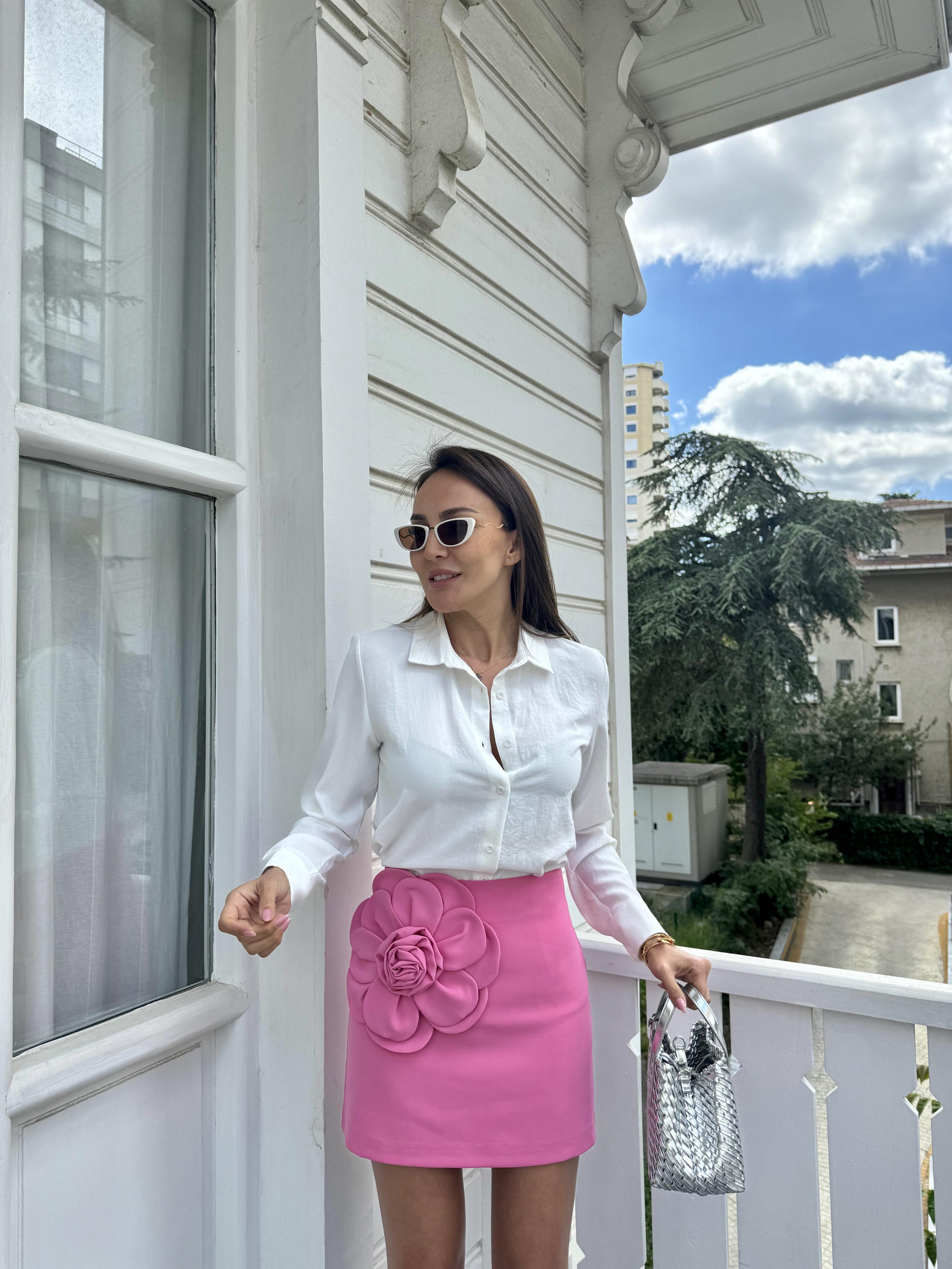Pembe Çiçek Detay Mini Etek