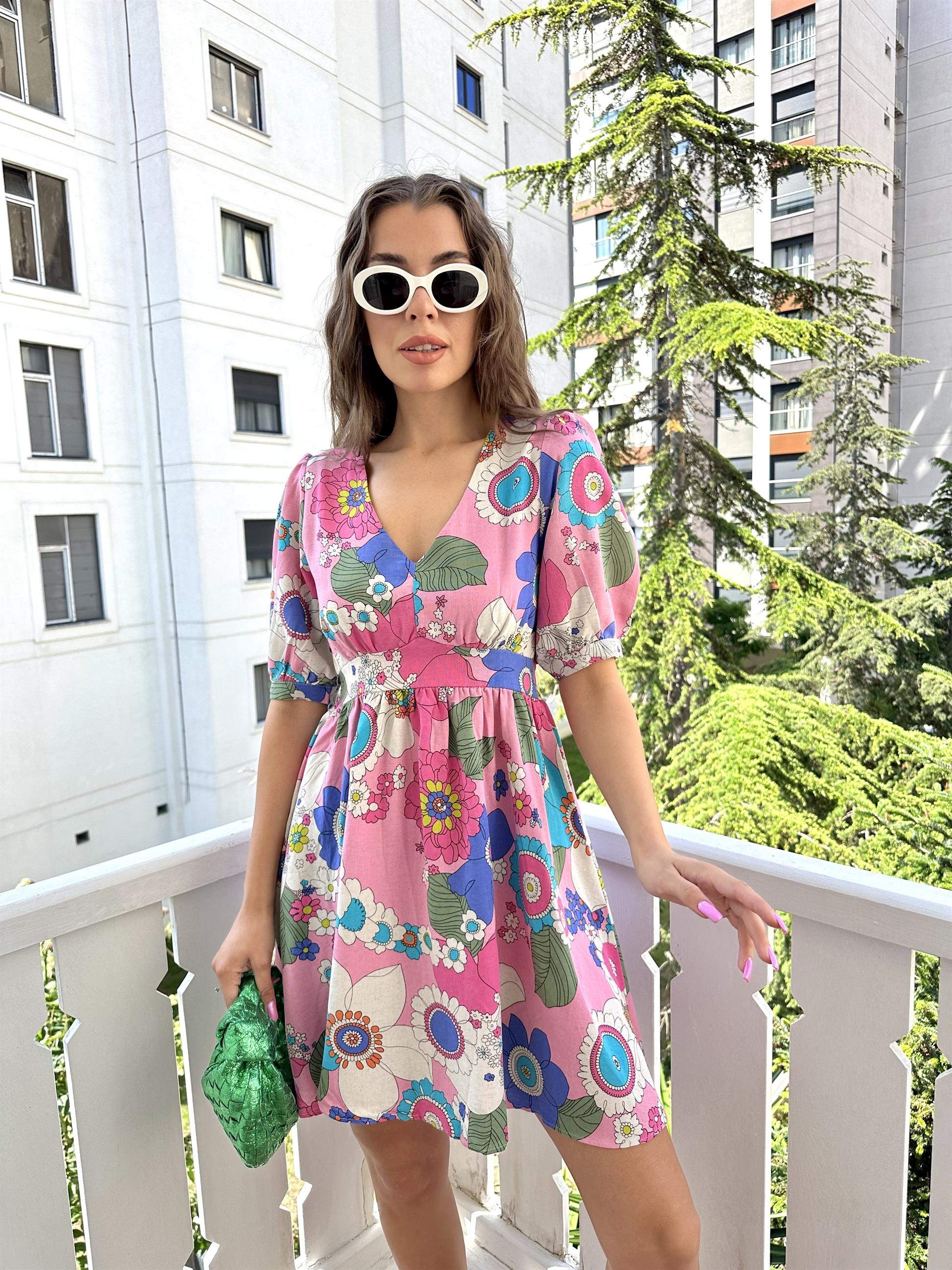 Pembe Çiçekli V Yaka Kısa Kollu Elbise