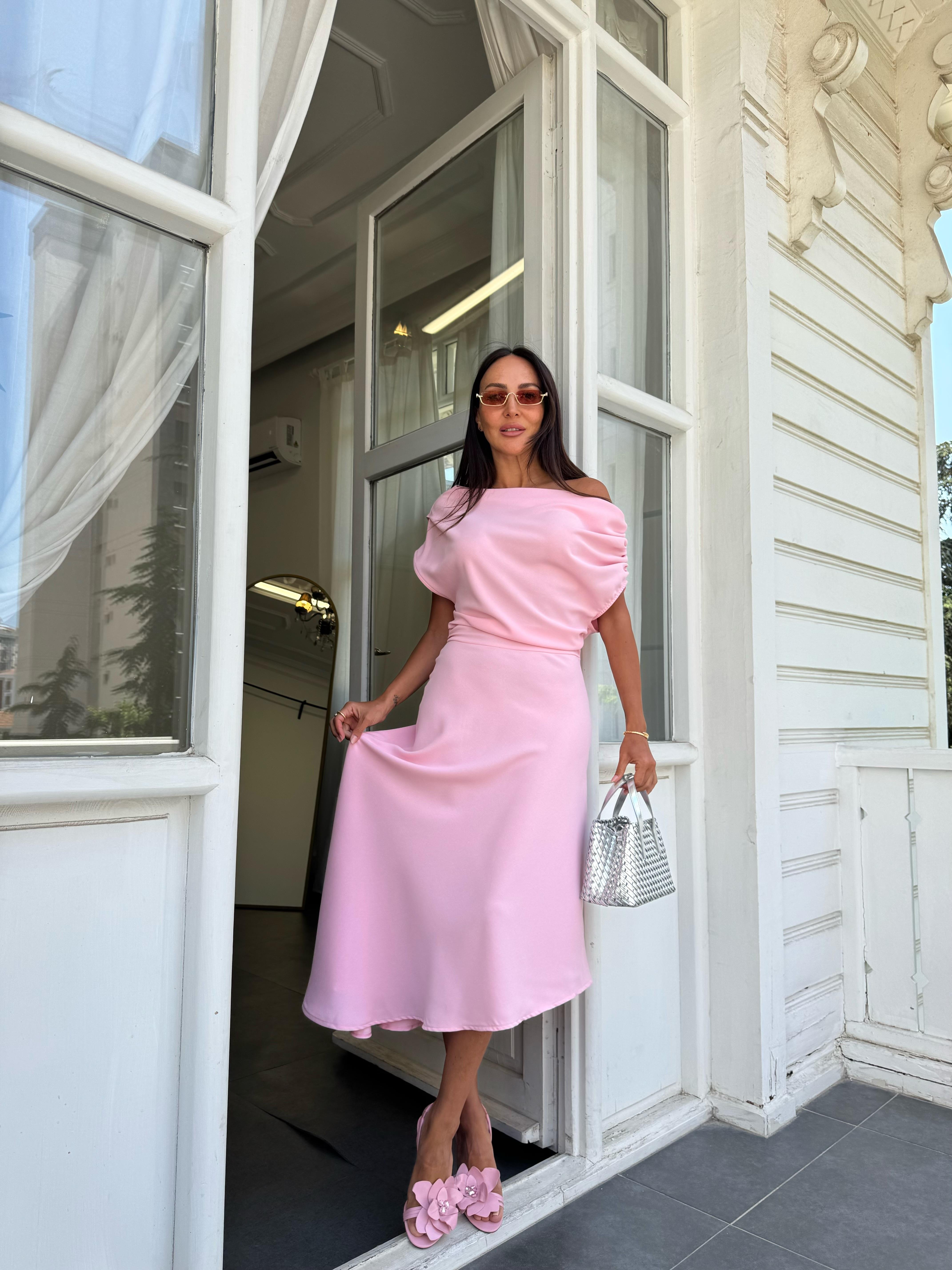 Pembe Omzu Dökümlü Elbise