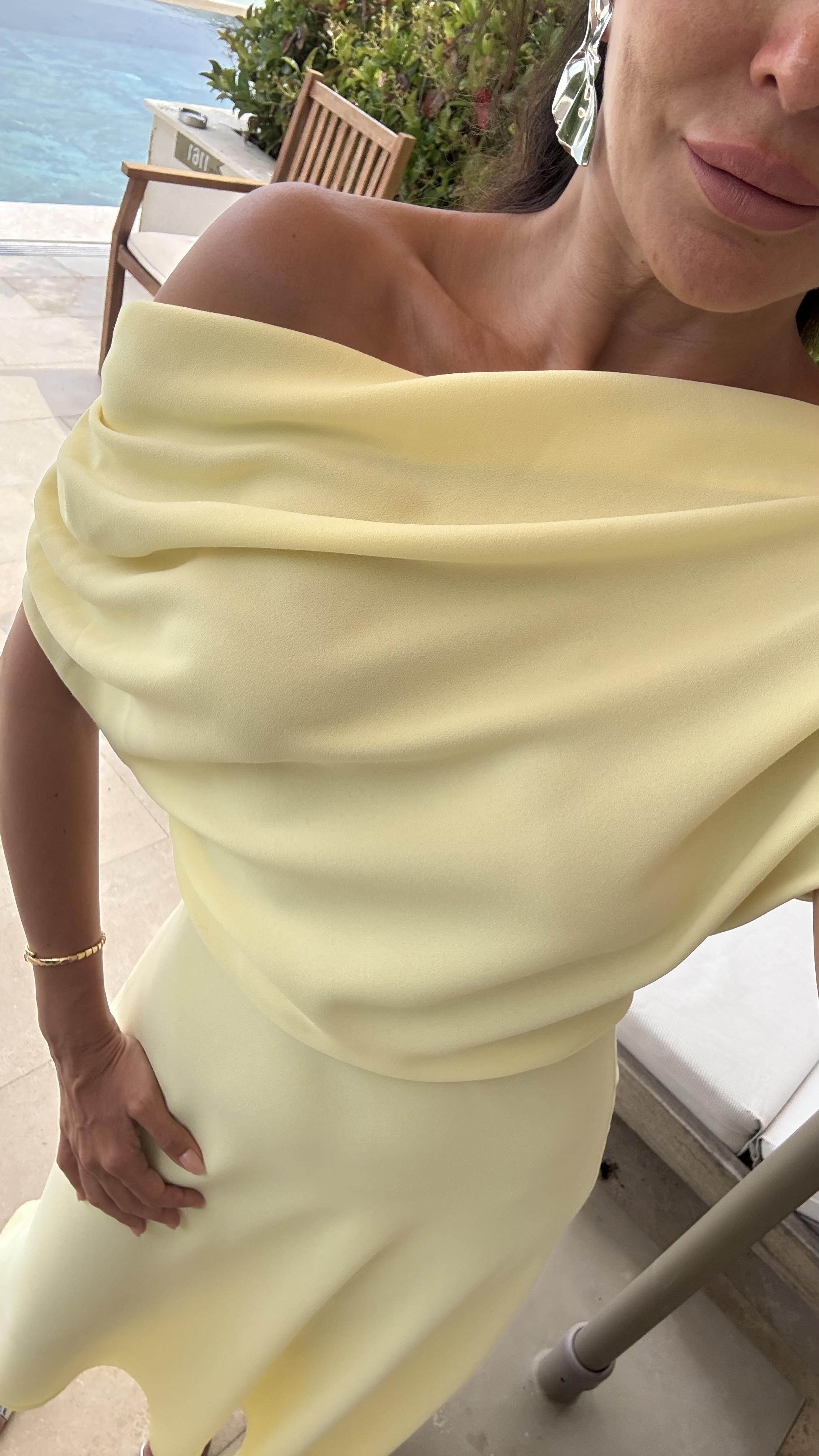 Sarı Omzu Dökümlü Elbise