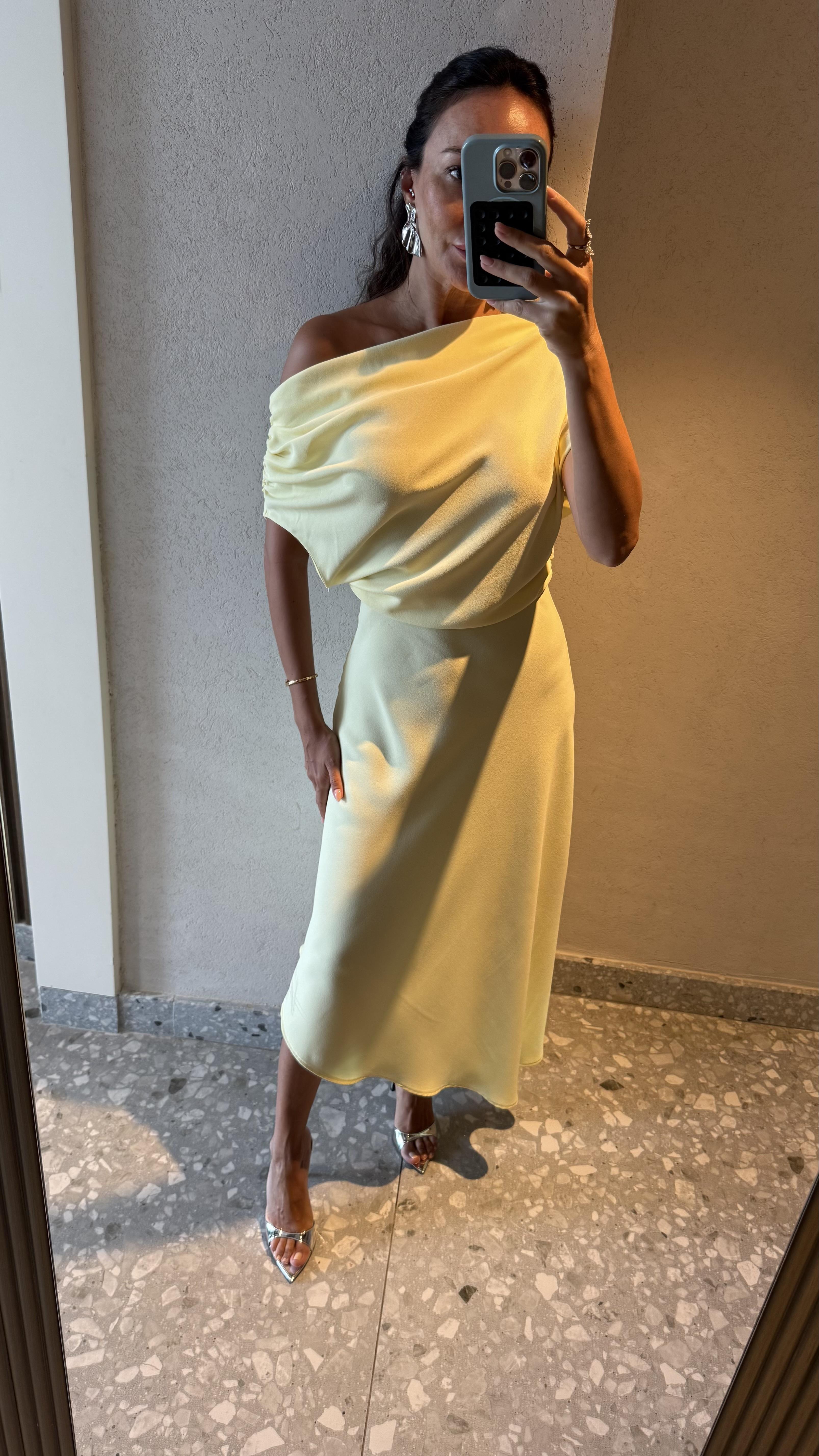 Sarı Omzu Dökümlü Elbise