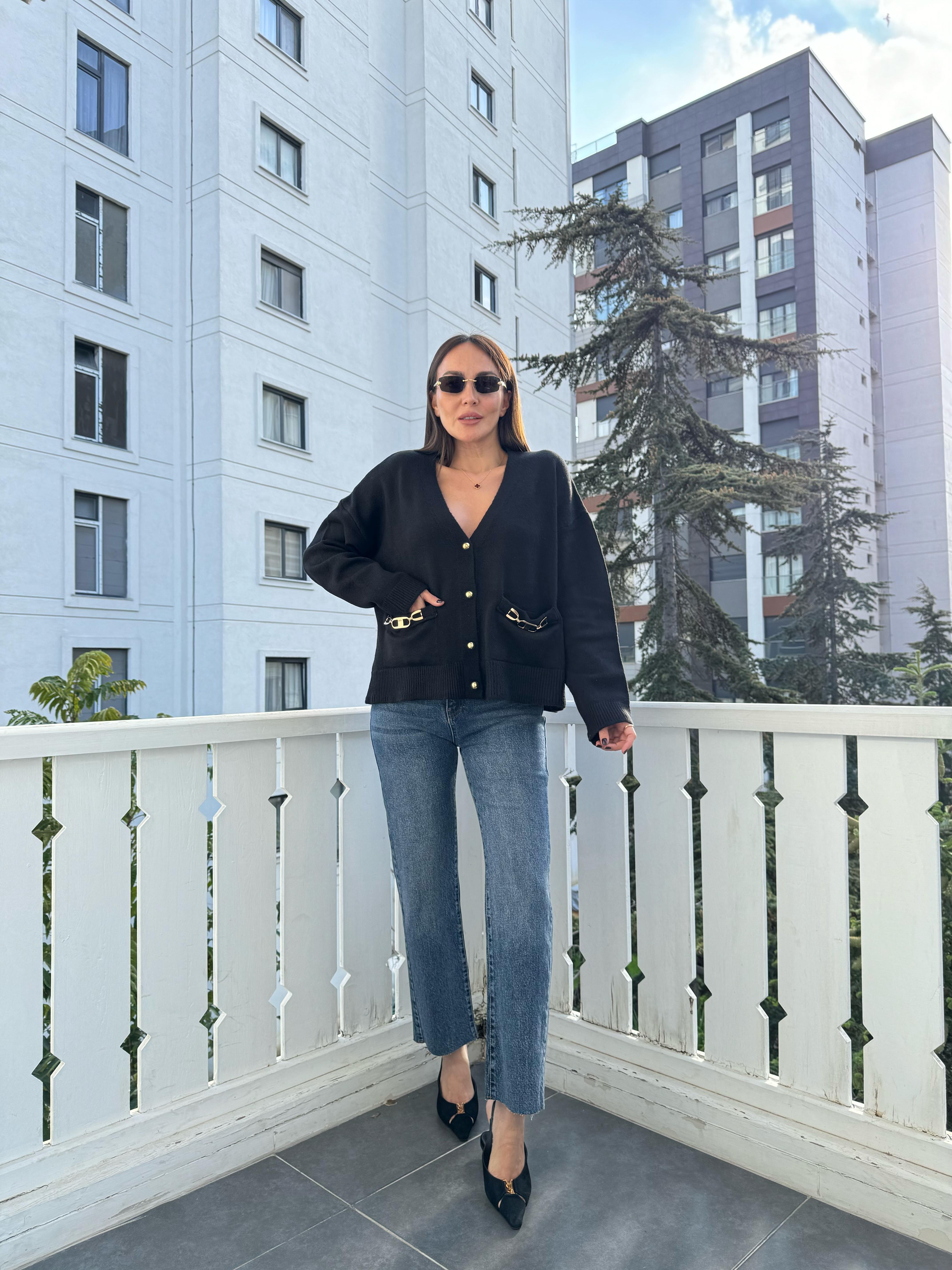 Siyah Aksesuarlı Hırka