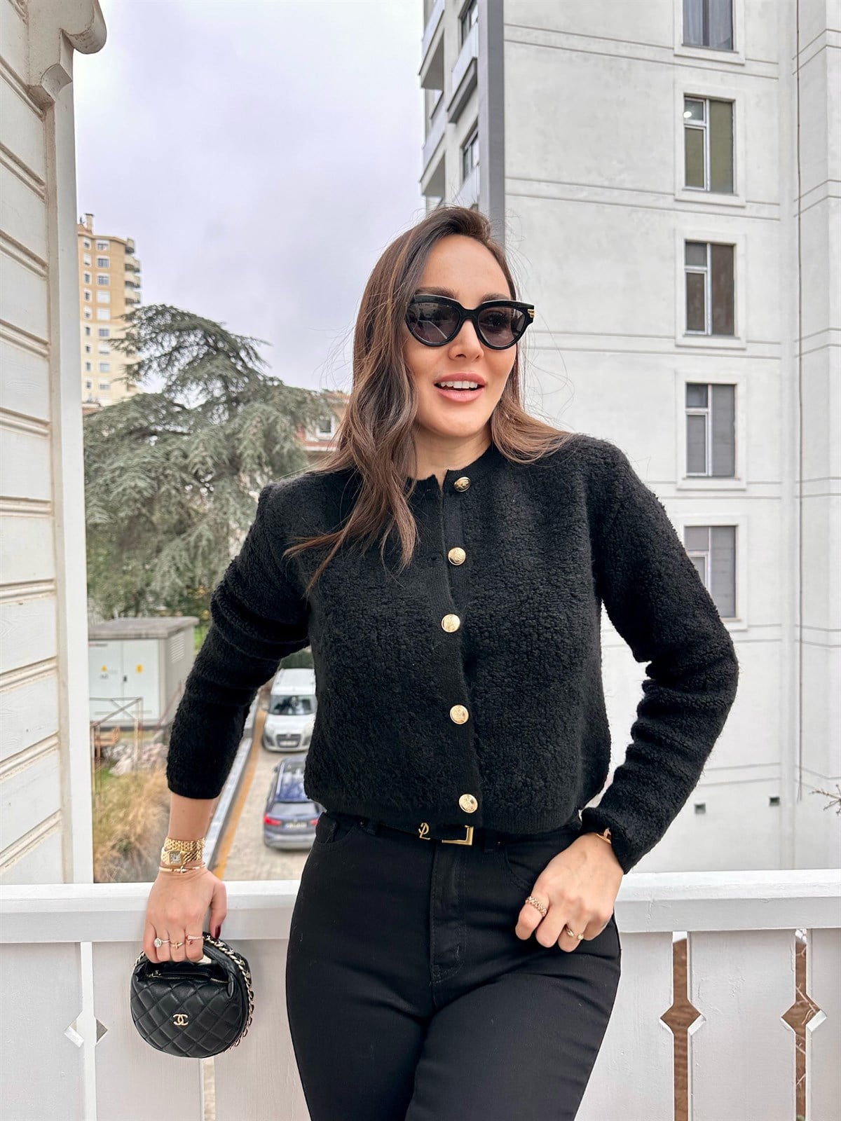 Siyah Altın Renk Düğmeli Hırka