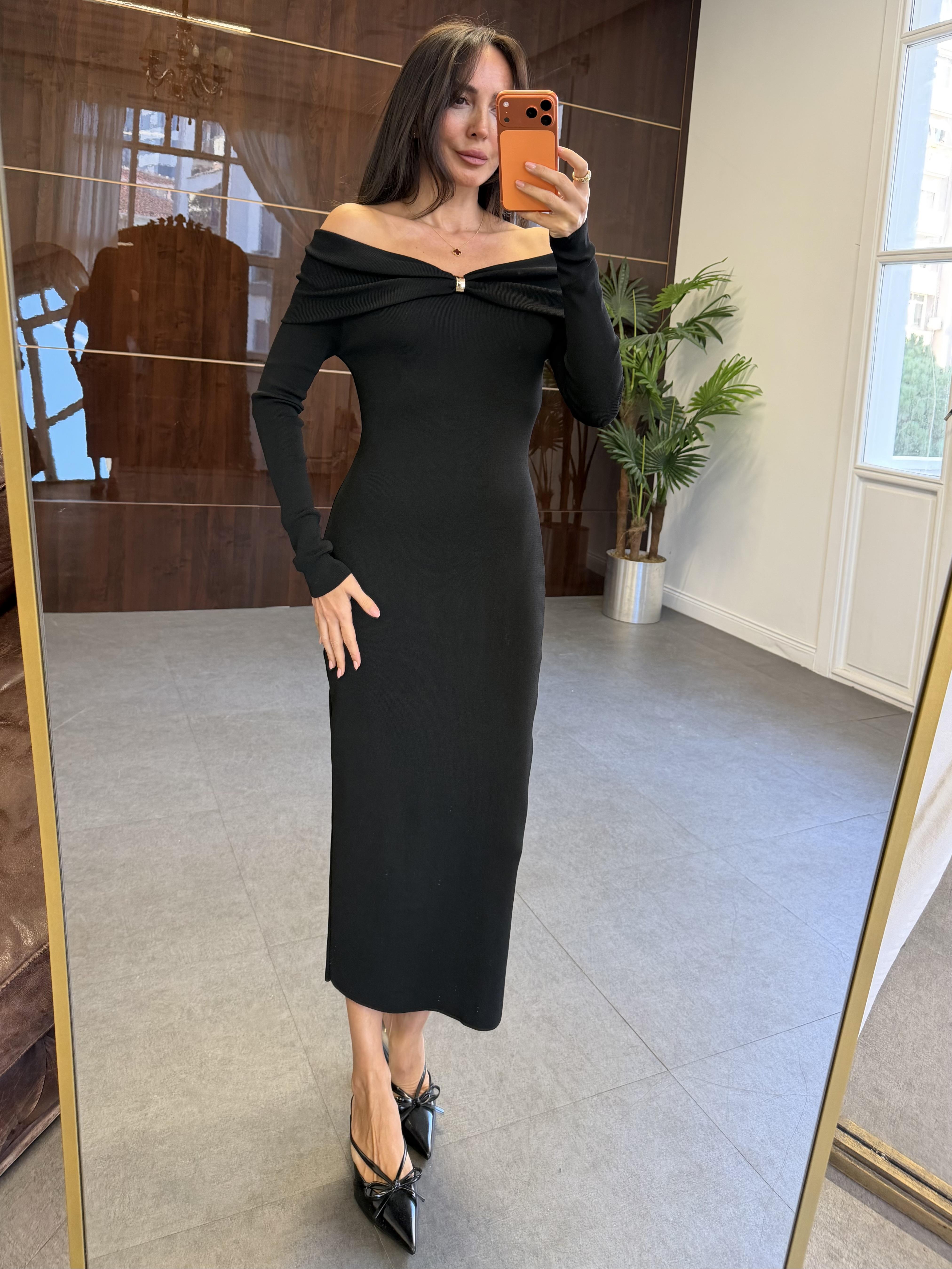 Siyah Bardot Yaka Aksesuar Detaylı Triko Elbise