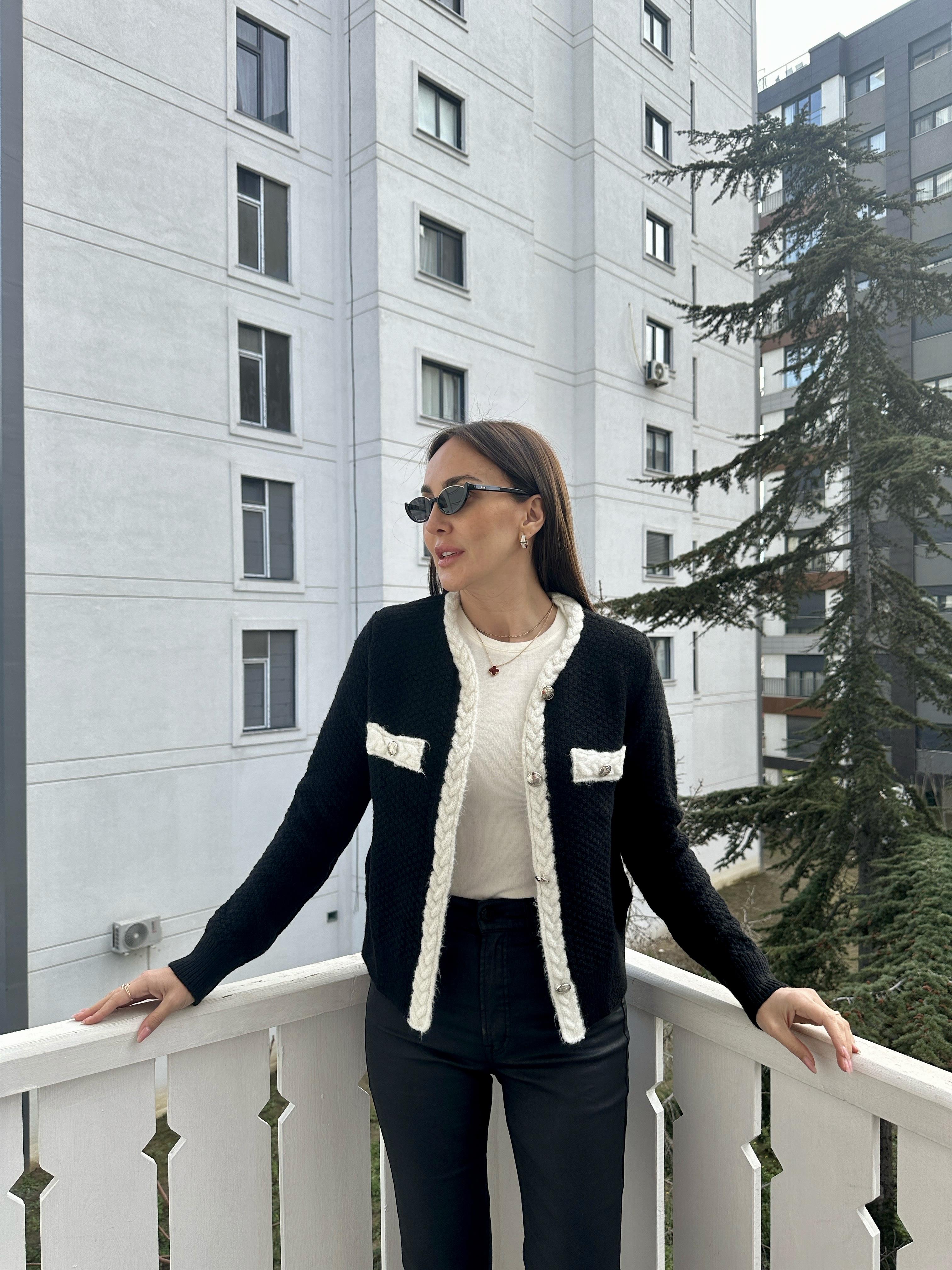 Siyah-Beyaz Şeritli Hırka