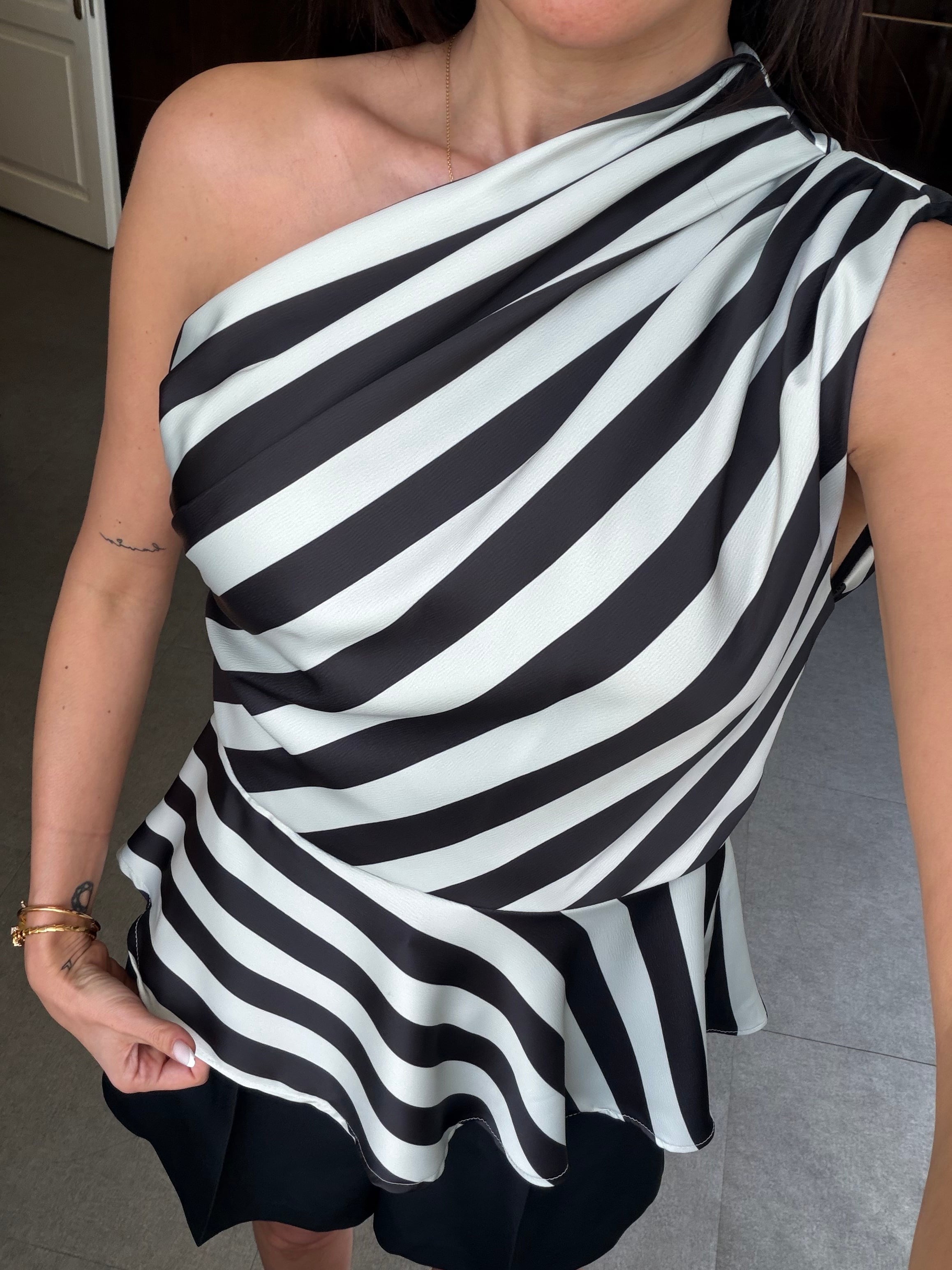 Siyah-Beyaz Tek Kol Saten Bluz