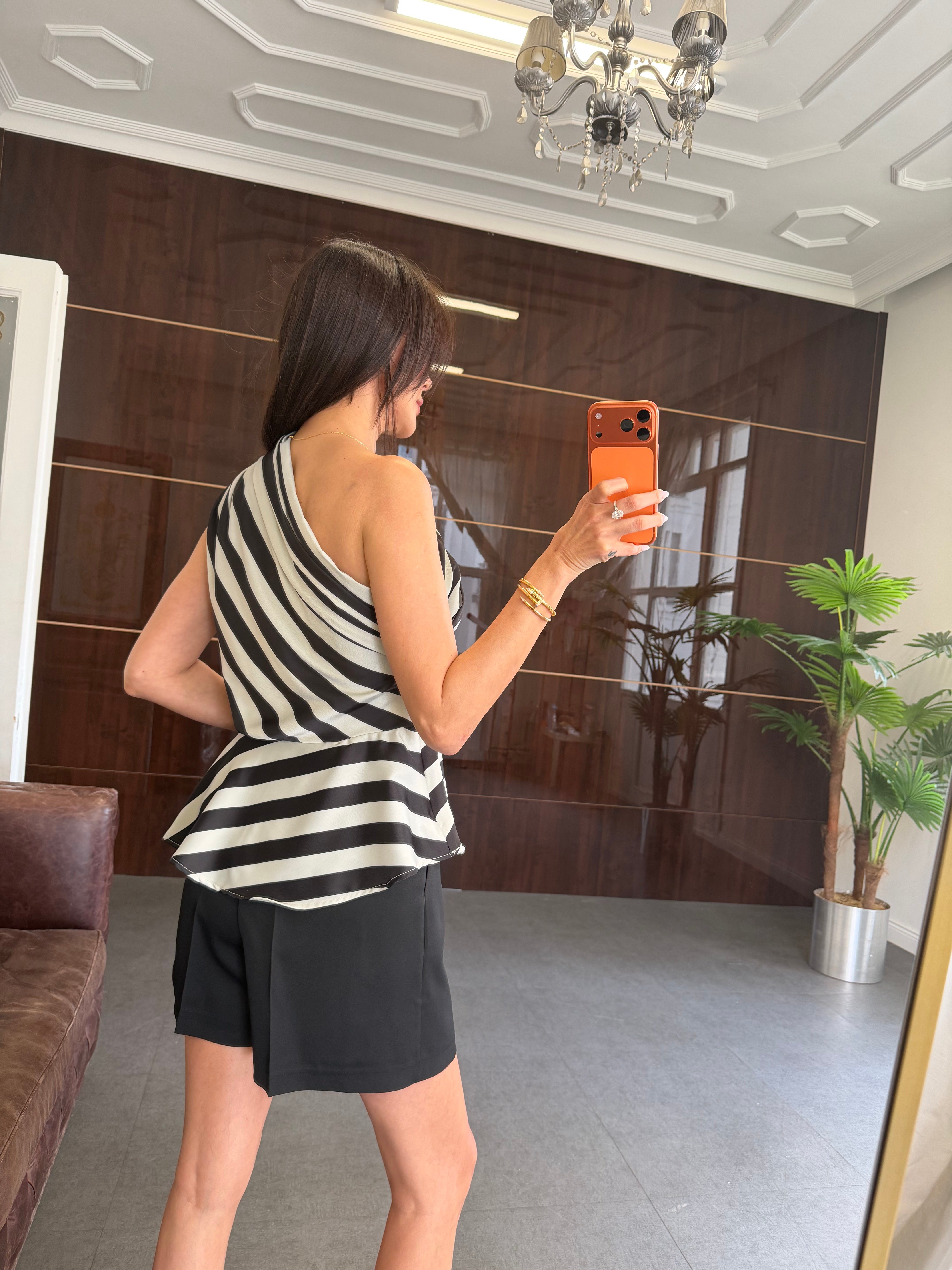 Siyah-Beyaz Tek Kol Saten Bluz