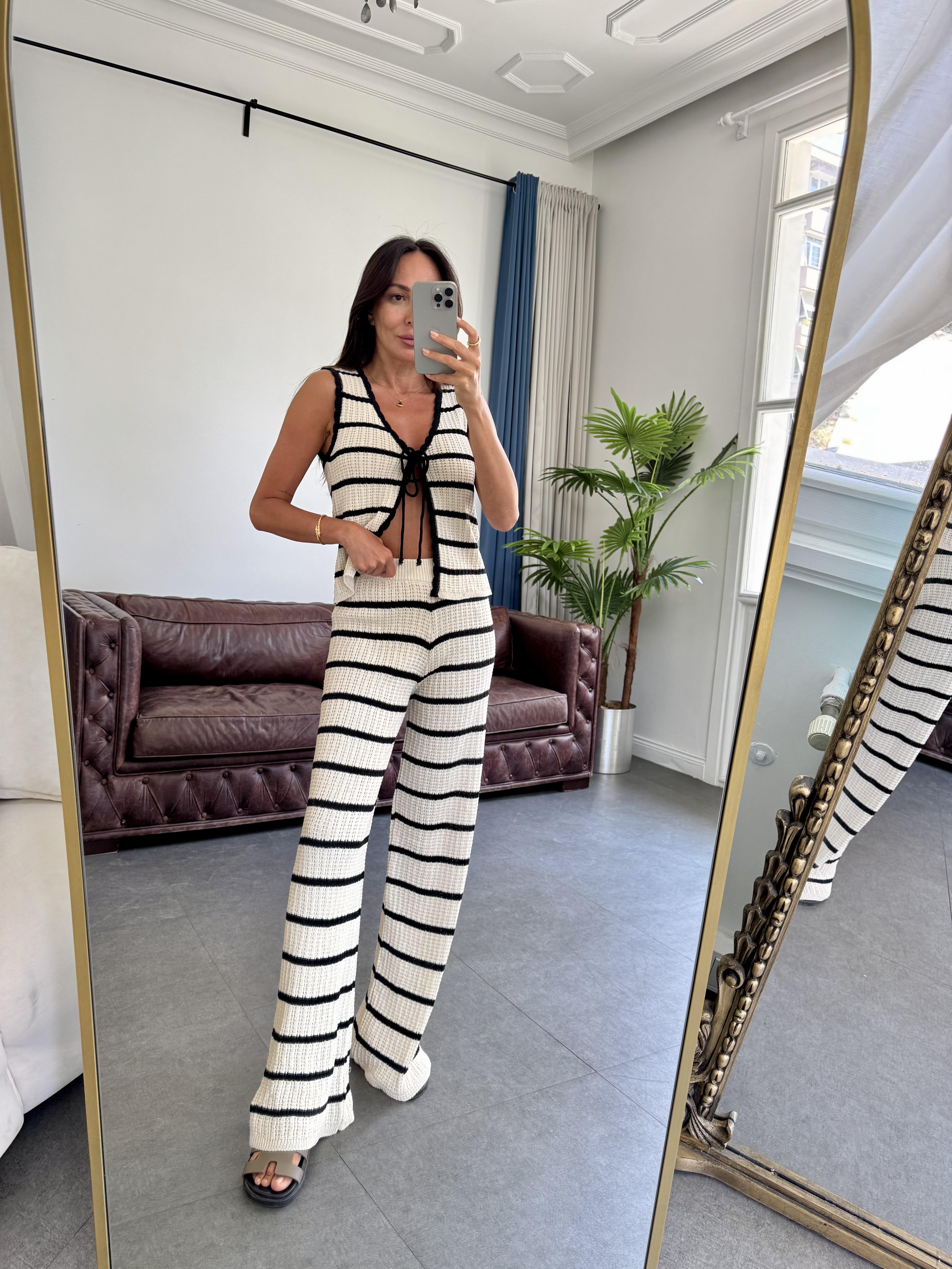 Siyah-Beyaz Yelekli Triko Takım