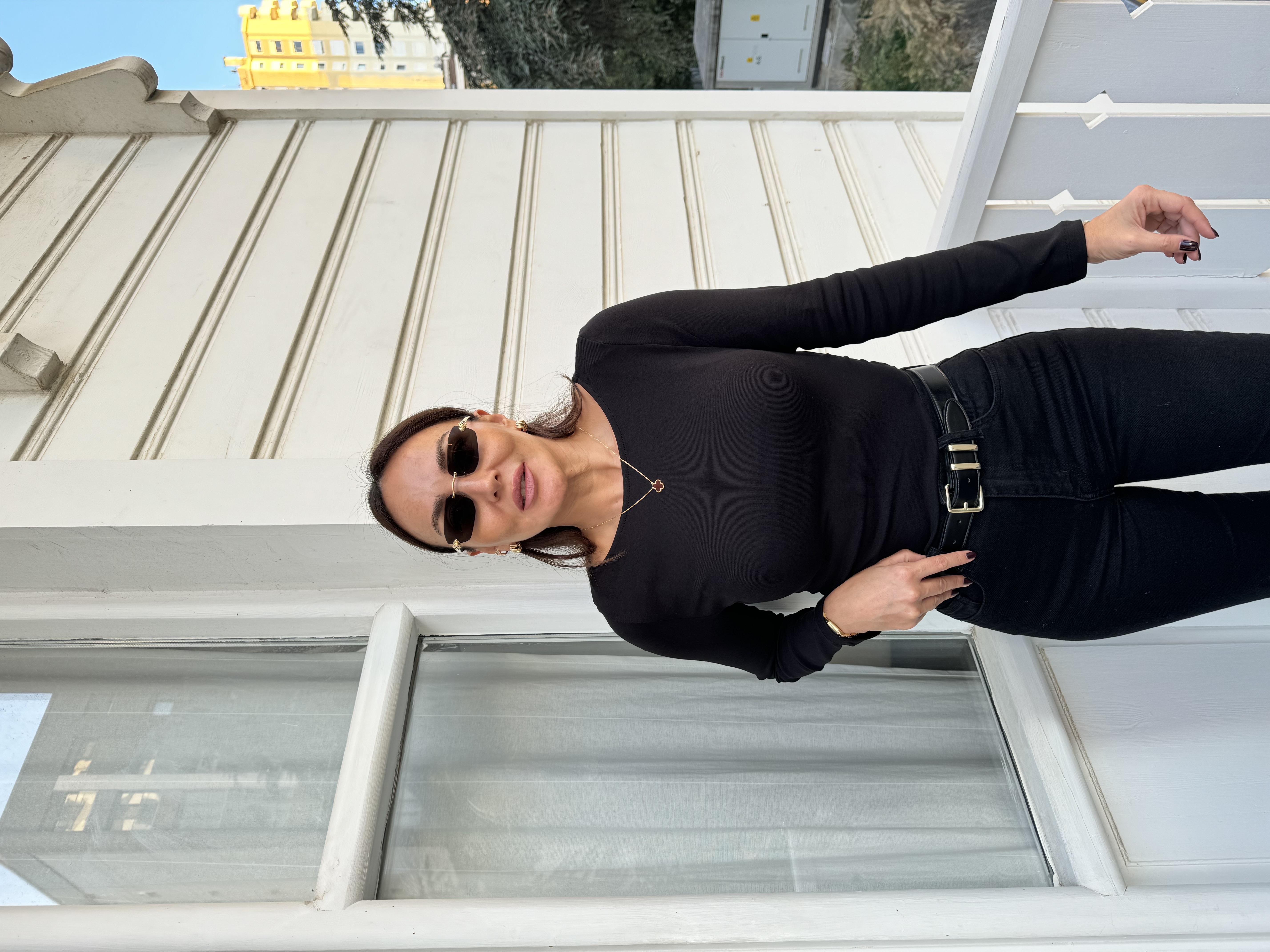 Siyah Büzgülü Kayık Yaka Bluz