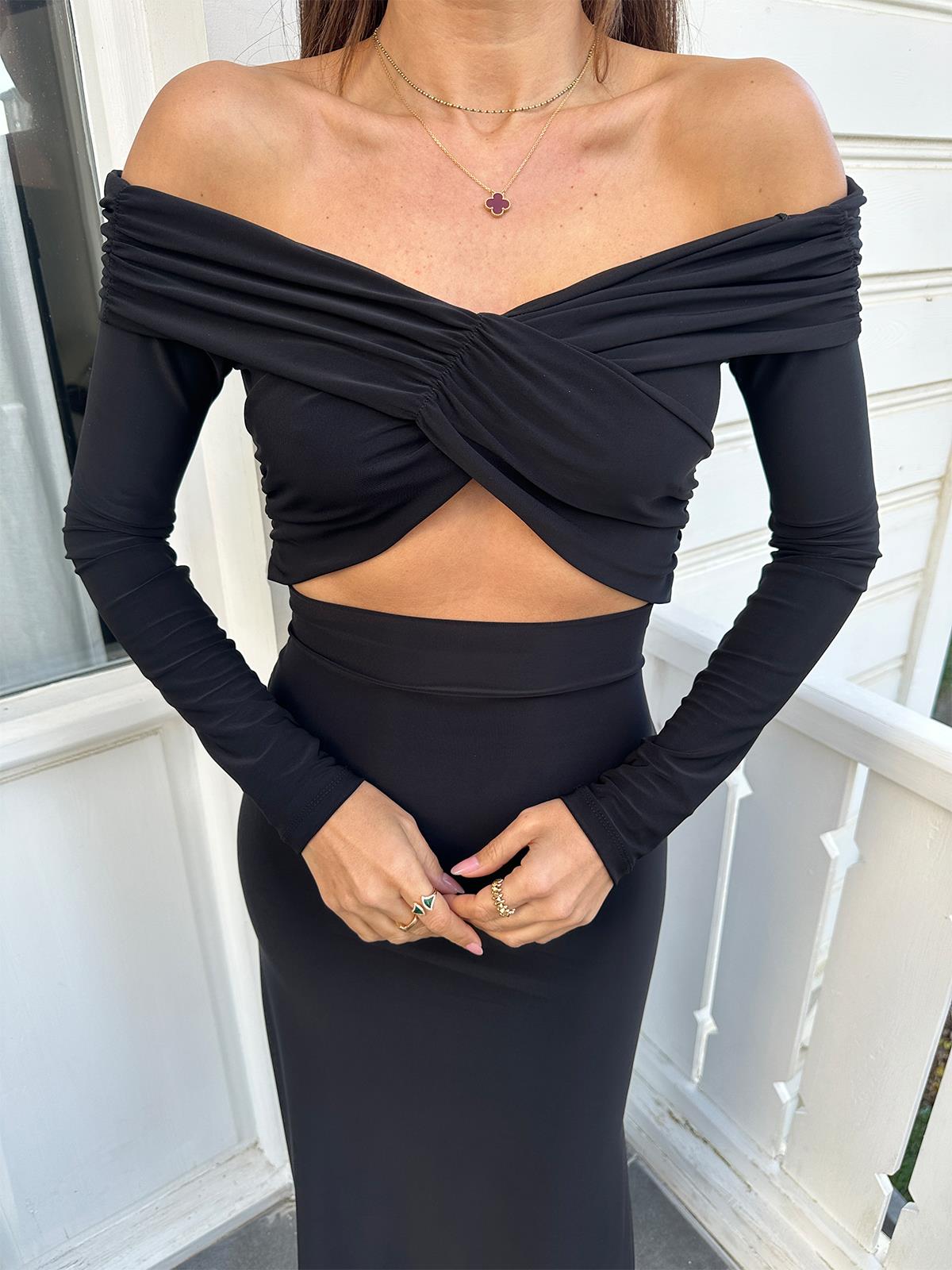 Siyah Kayık Yaka Pencere Detay Elbise