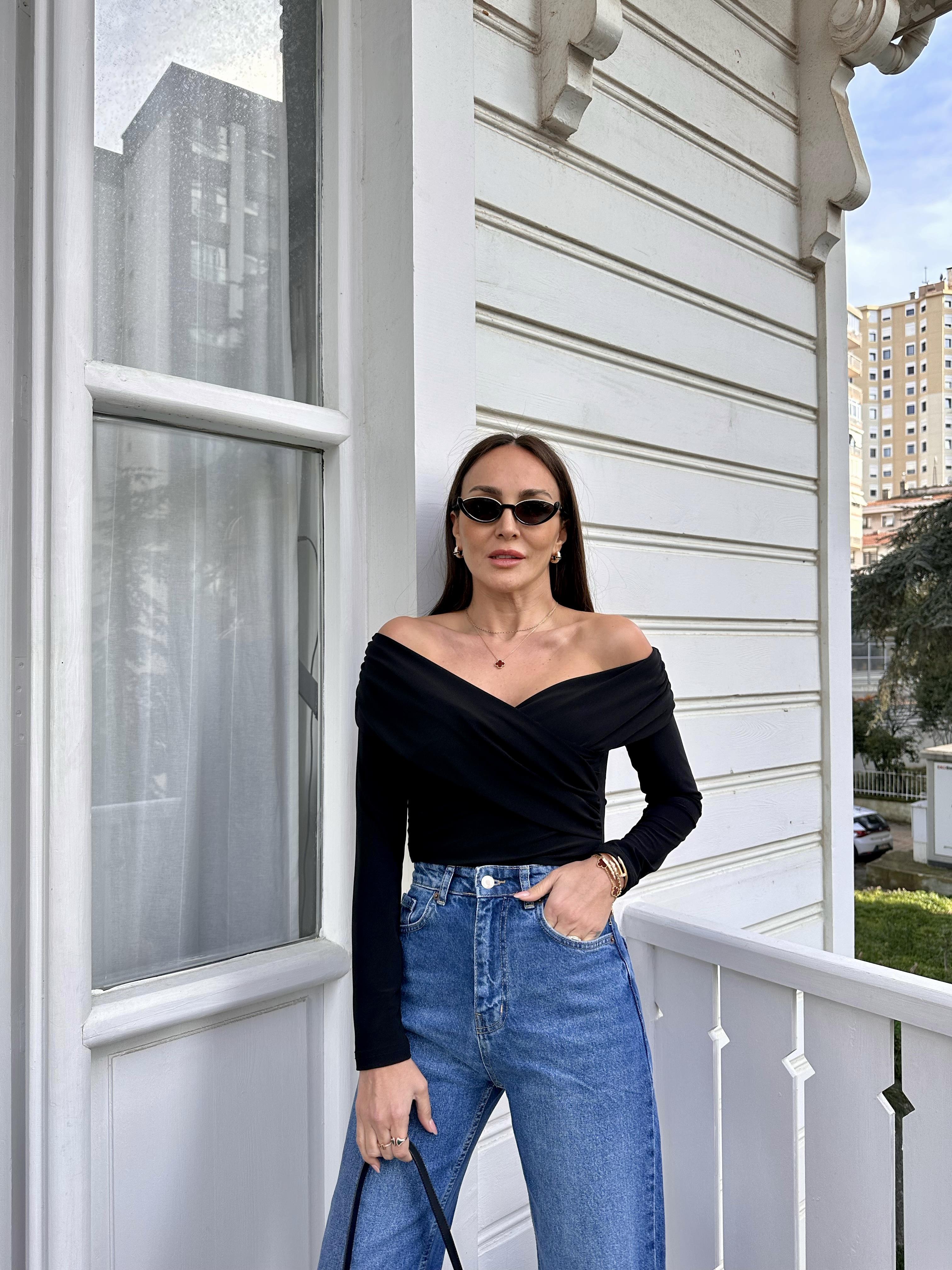 Siyah Çapraz Yaka Omuz Açık Bluz