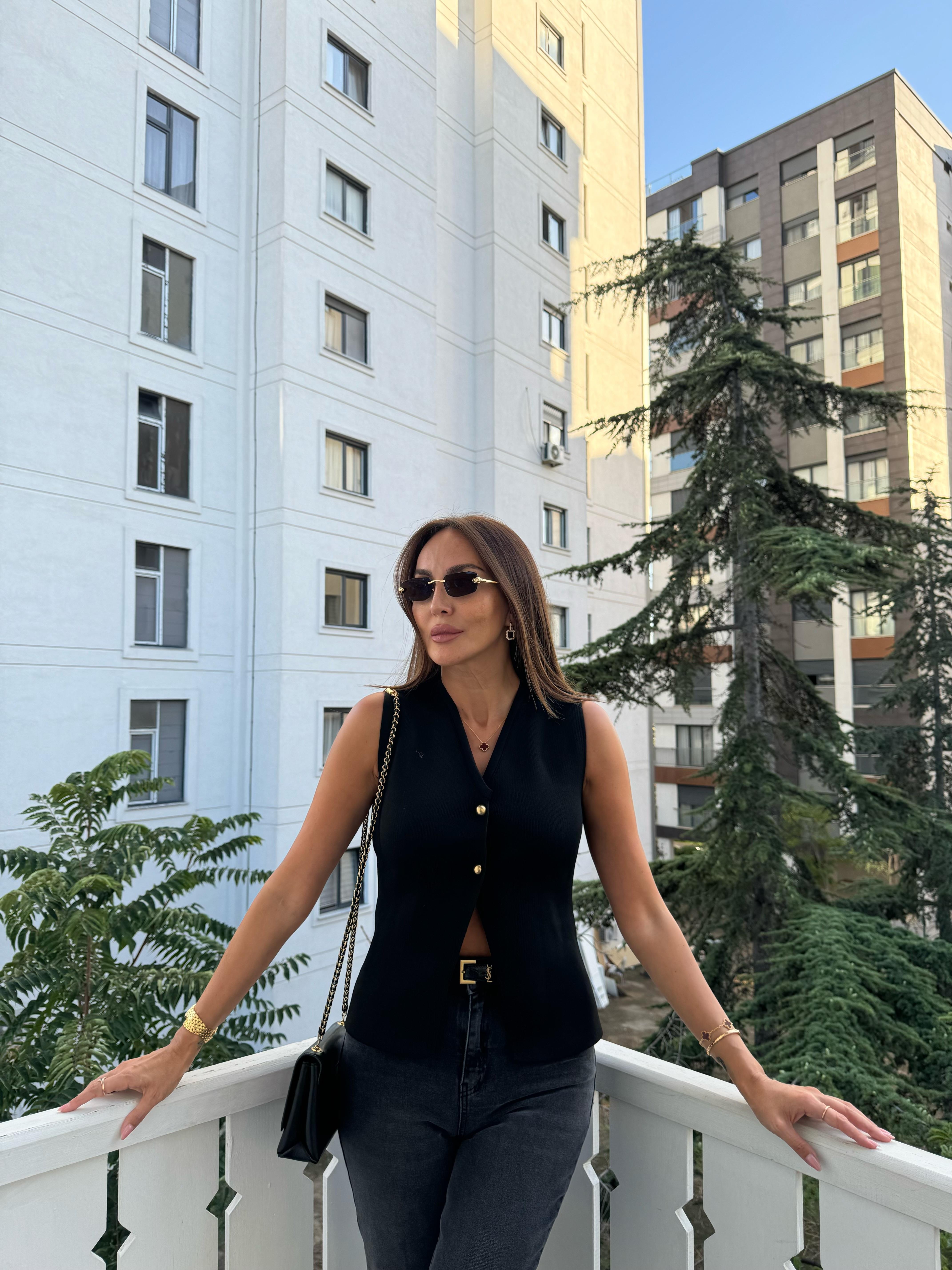 Siyah Çelik Örme Gold Düğmeli Yelek