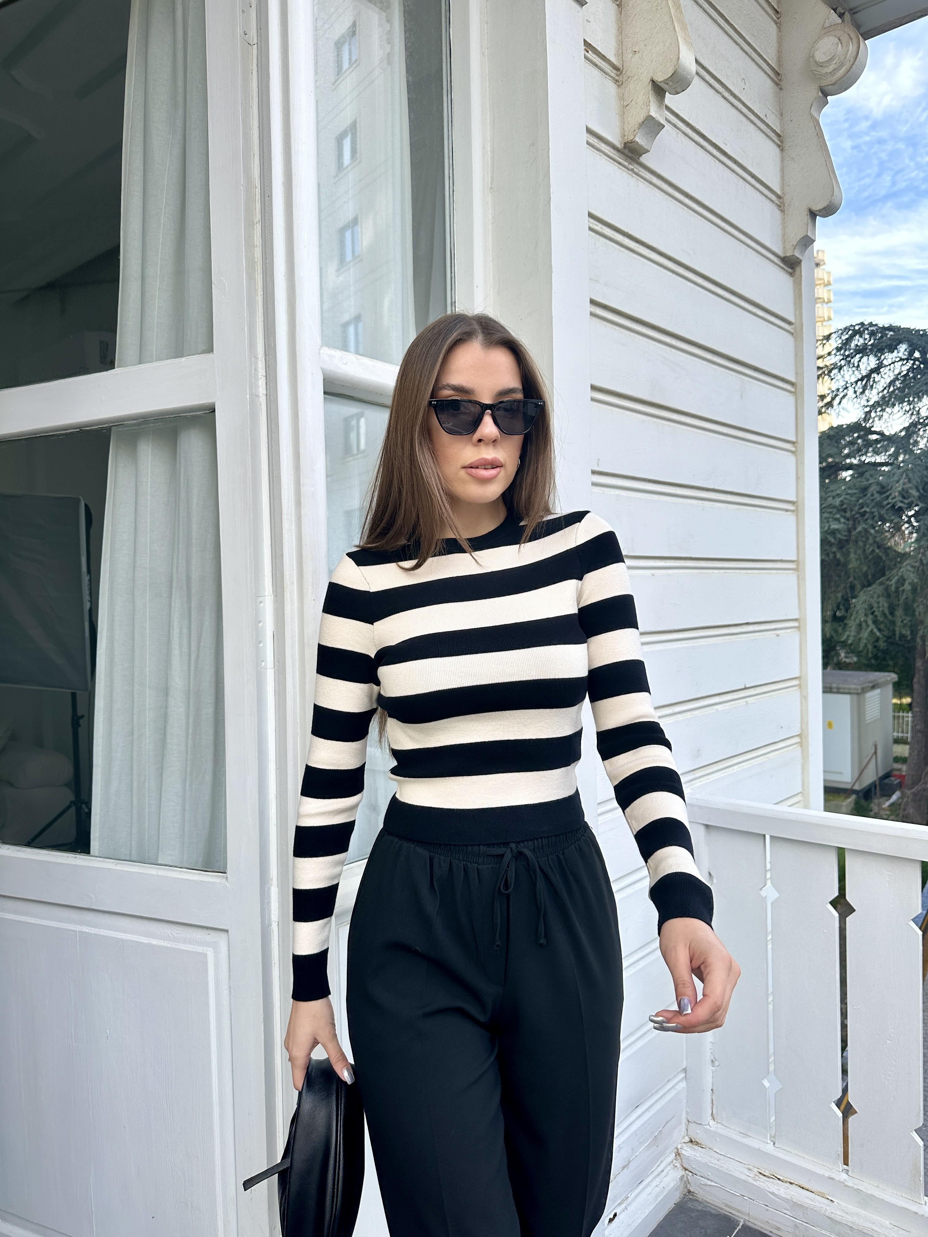 Siyah Çizgili Crop Triko