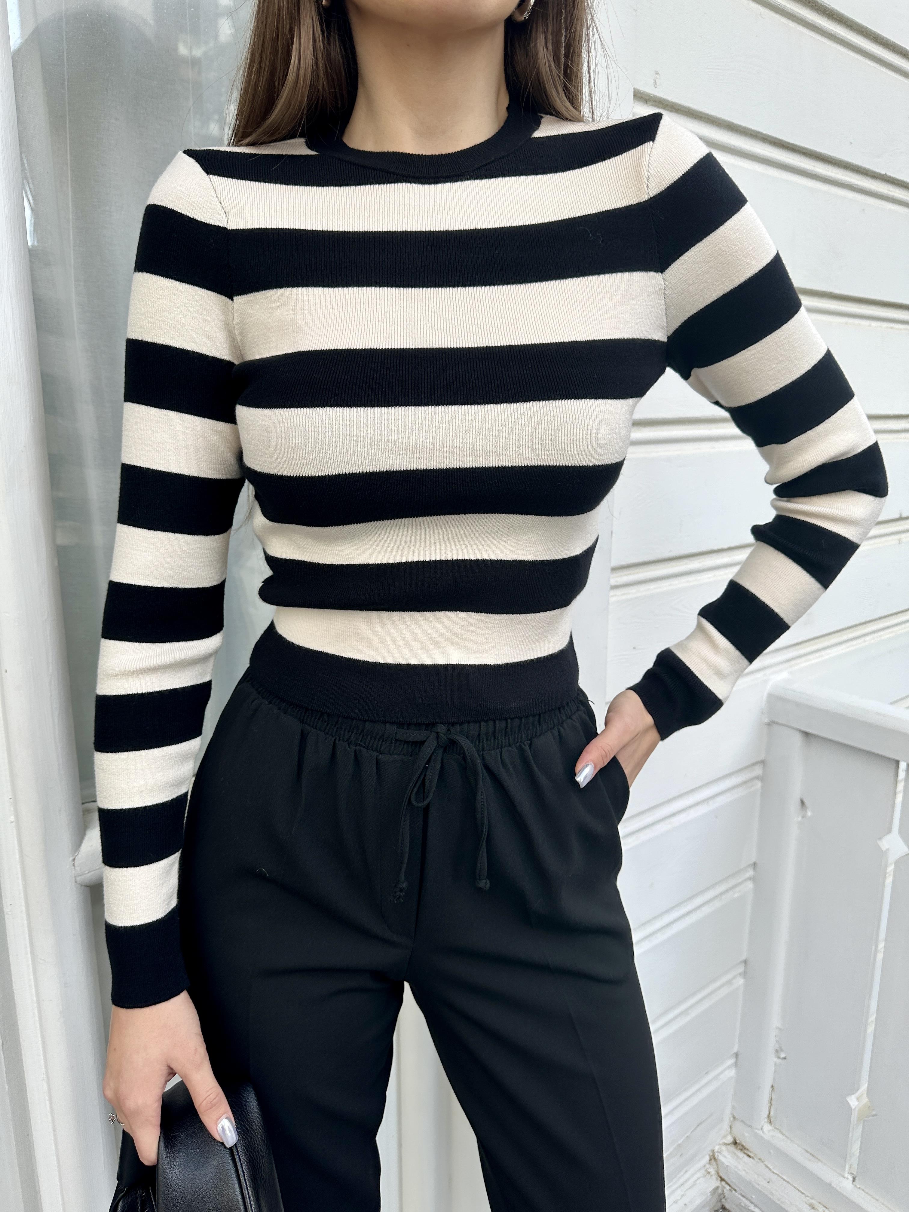 Siyah Çizgili Crop Triko