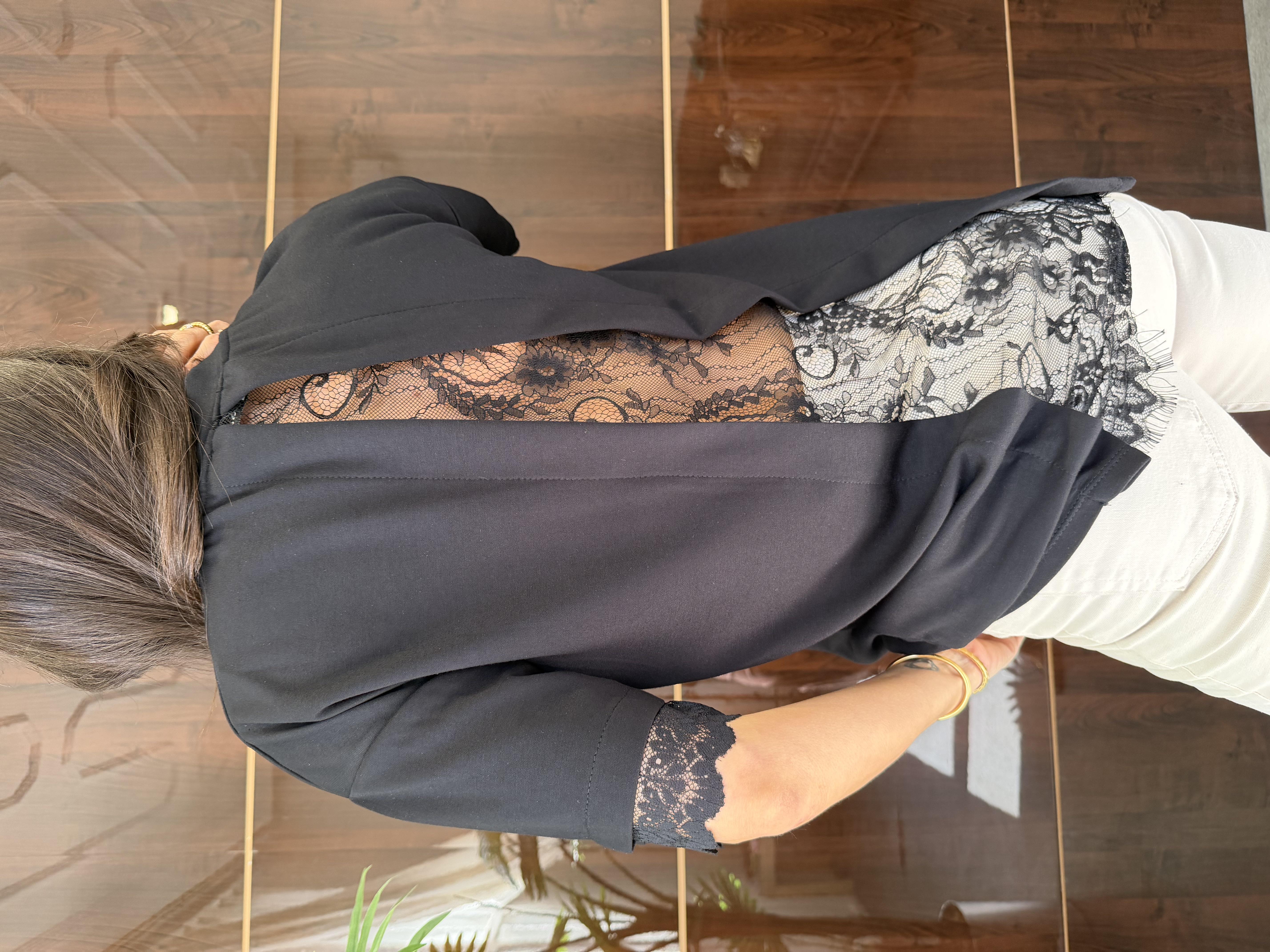 Siyah Dantel Tasarımlı Tişört