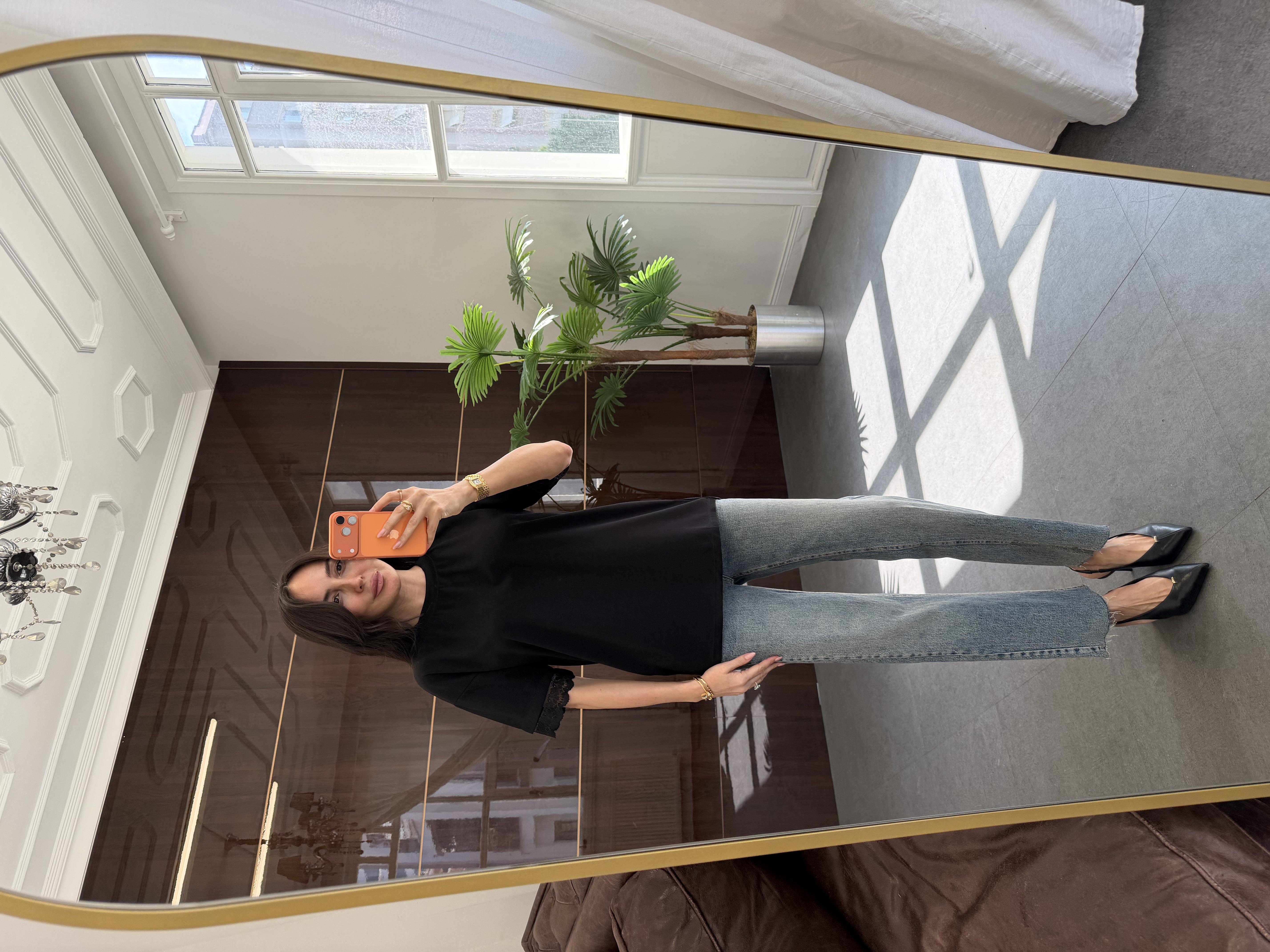 Siyah Dantel Tasarımlı Tişört