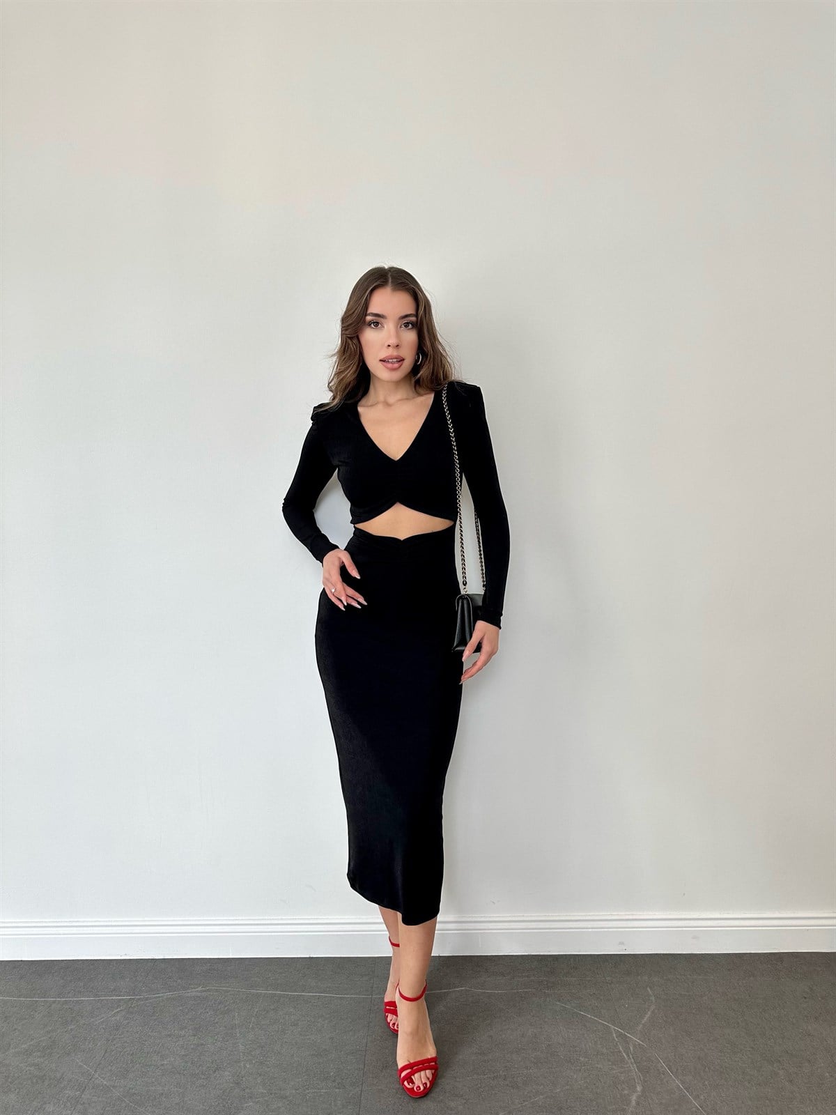 Siyah Dekolte Detaylı Midi Boy Elbise