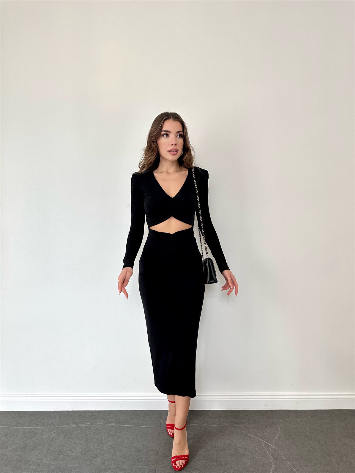 Siyah Dekolte Detaylı Midi Boy Elbise