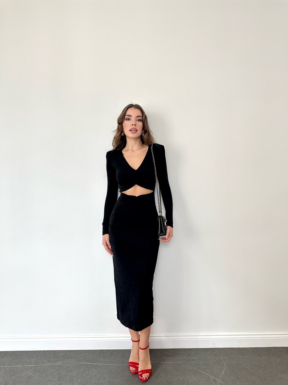 Siyah Dekolte Detaylı Midi Boy Elbise