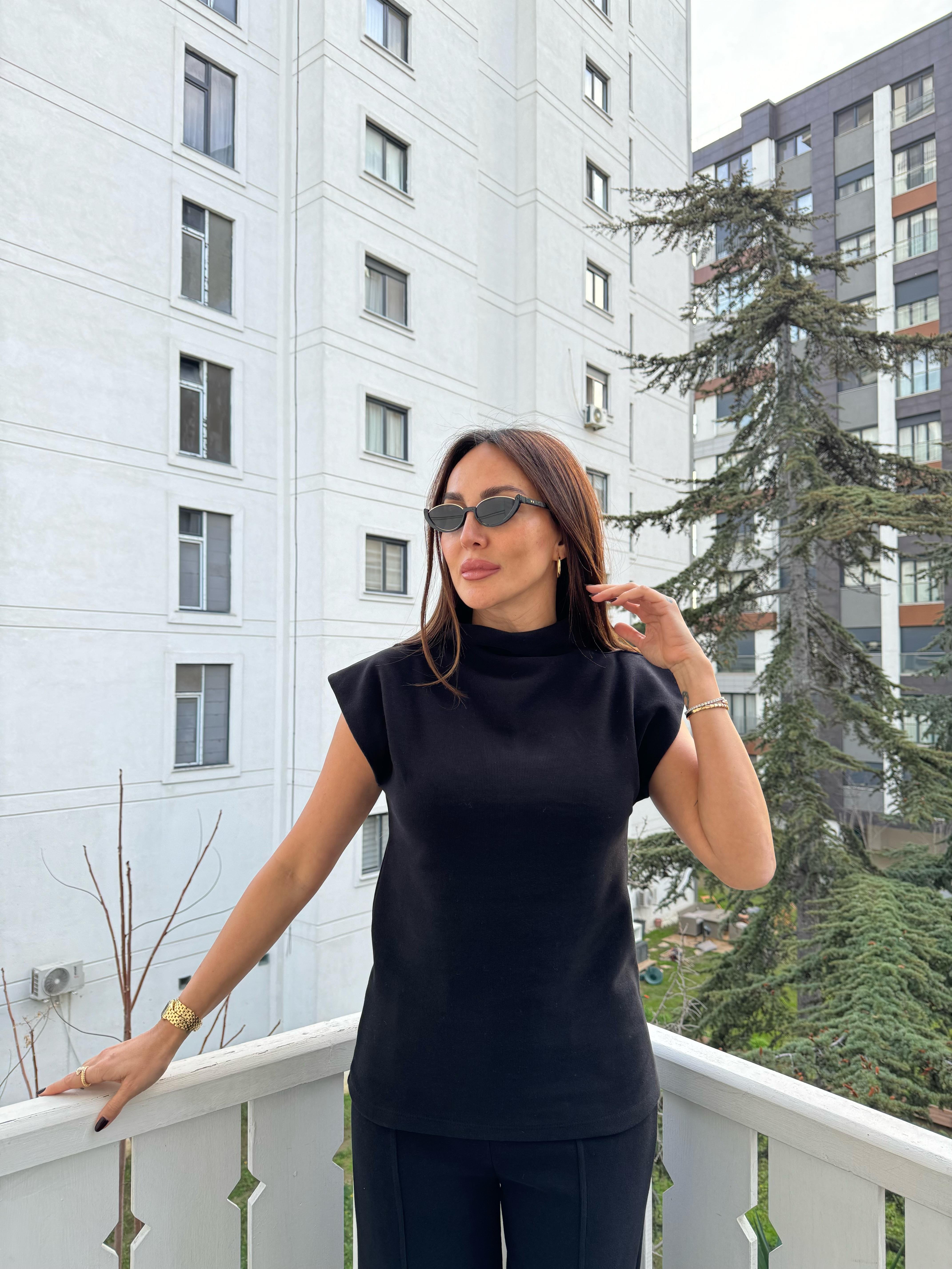 Siyah Dik Yaka Kolsuz Triko ve Pantolon Takım