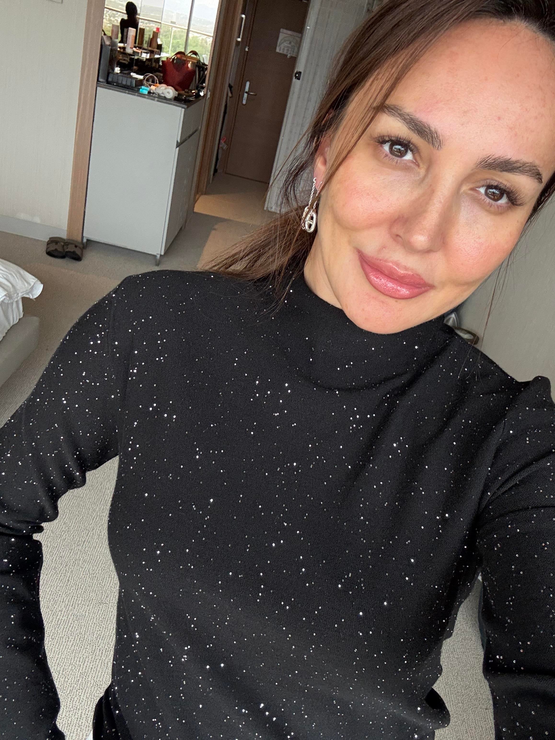 Siyah Dik Yaka Pullu İnce Triko Kazak