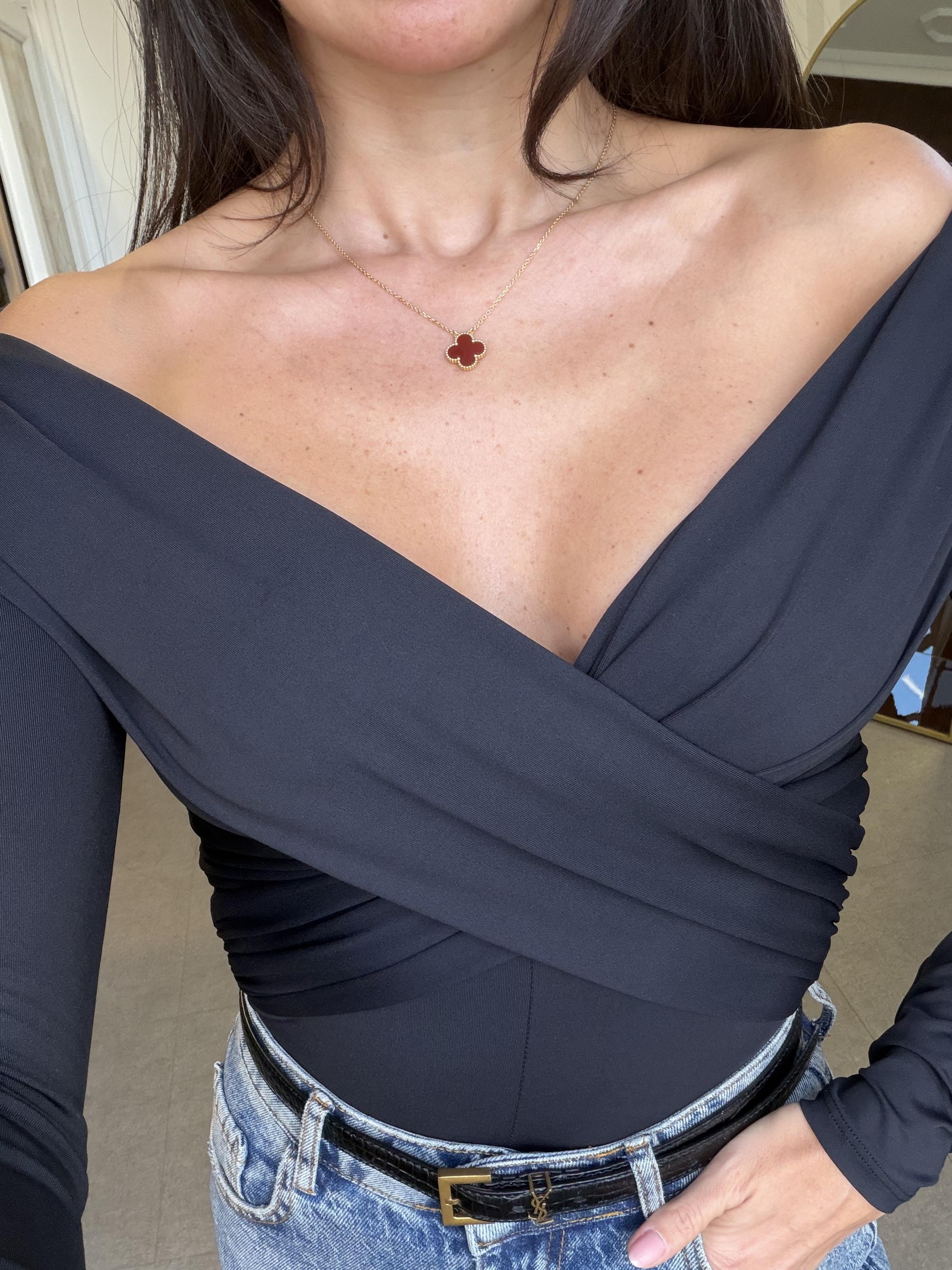 Siyah Drapeli Omzu Açık Bodysuit