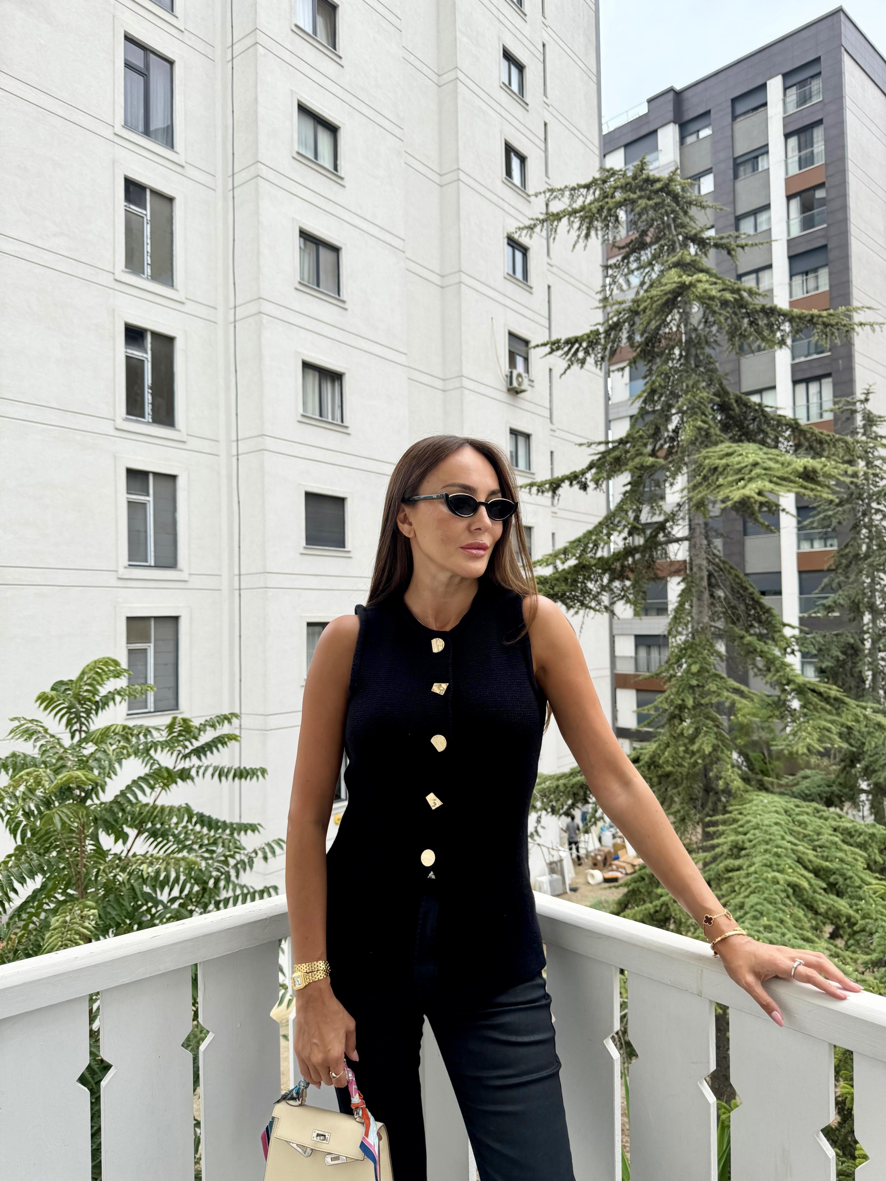 Siyah Düğmeli Triko Yelek