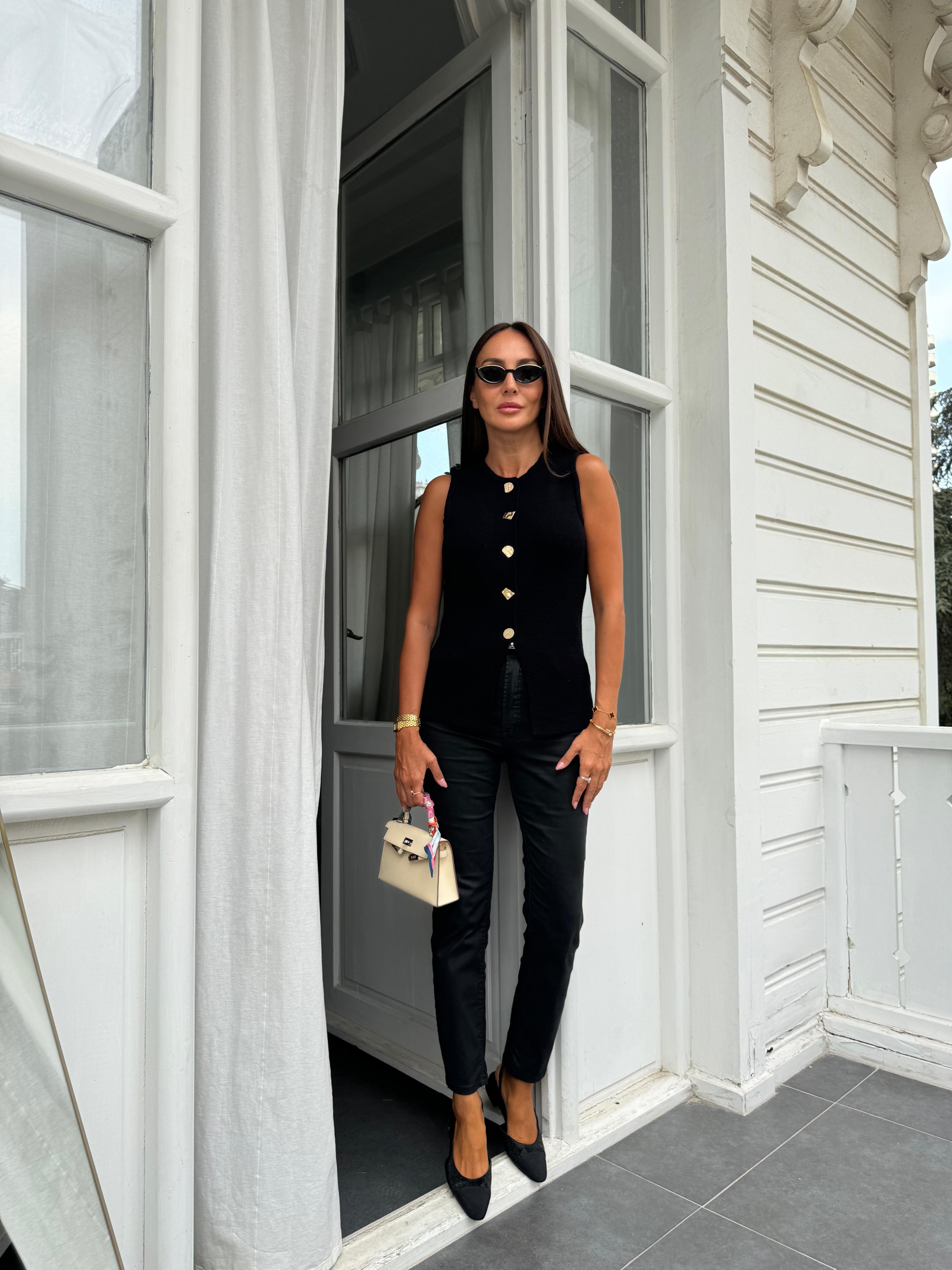 Siyah Düğmeli Triko Yelek