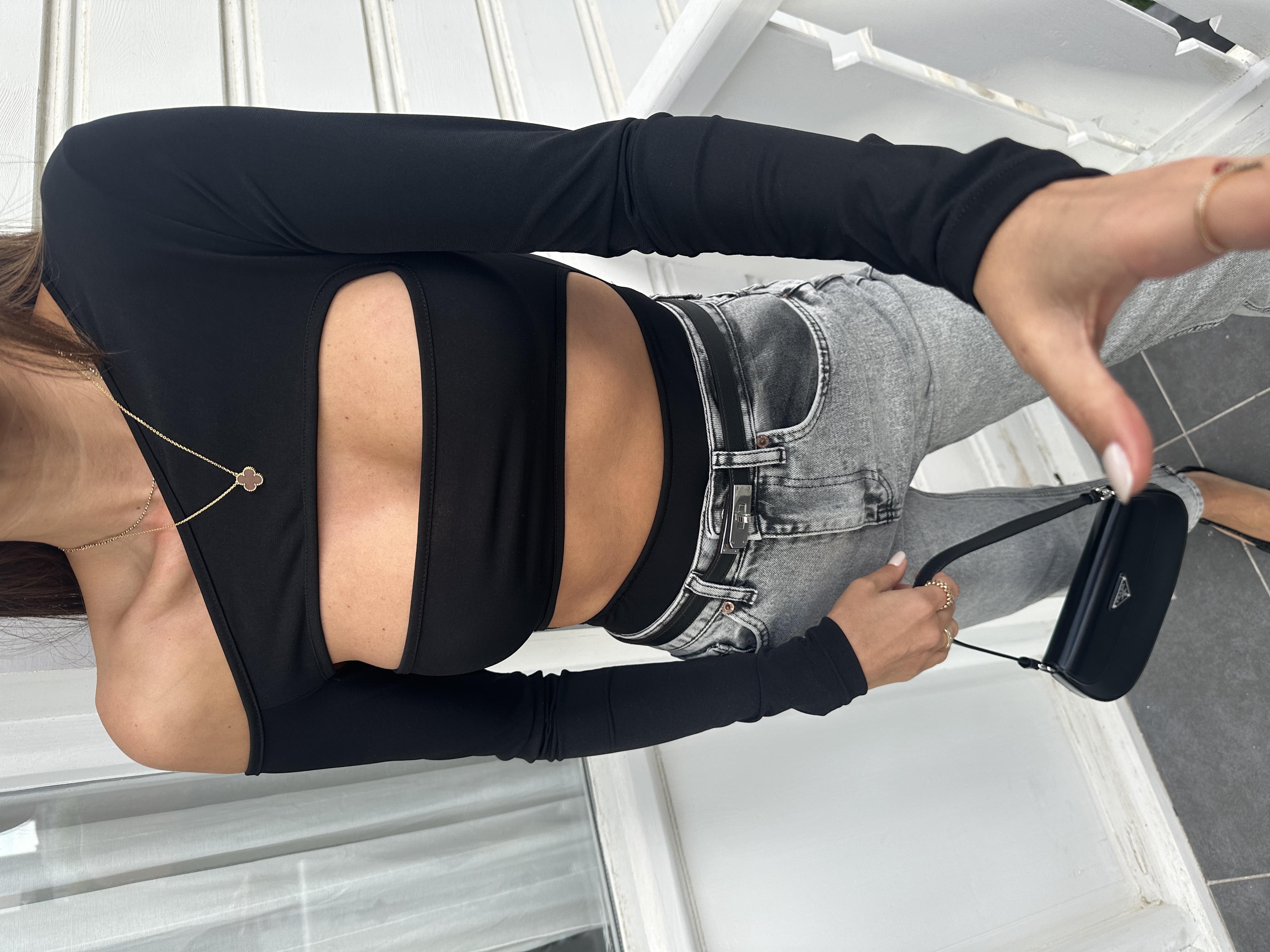 Siyah Düşük Kol Pencere Detay Bodysuit