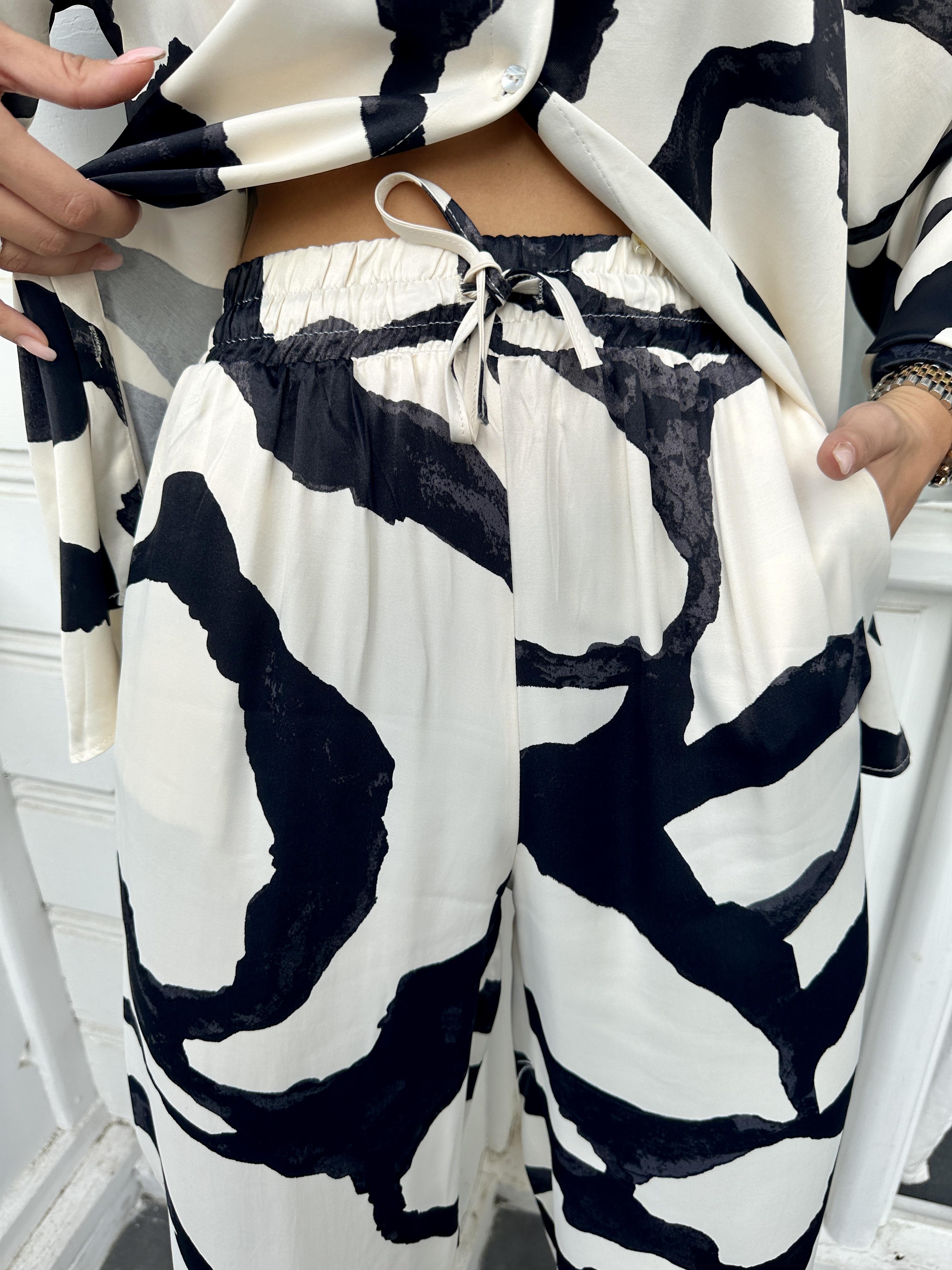 Siyah-Ekru Saten Takım