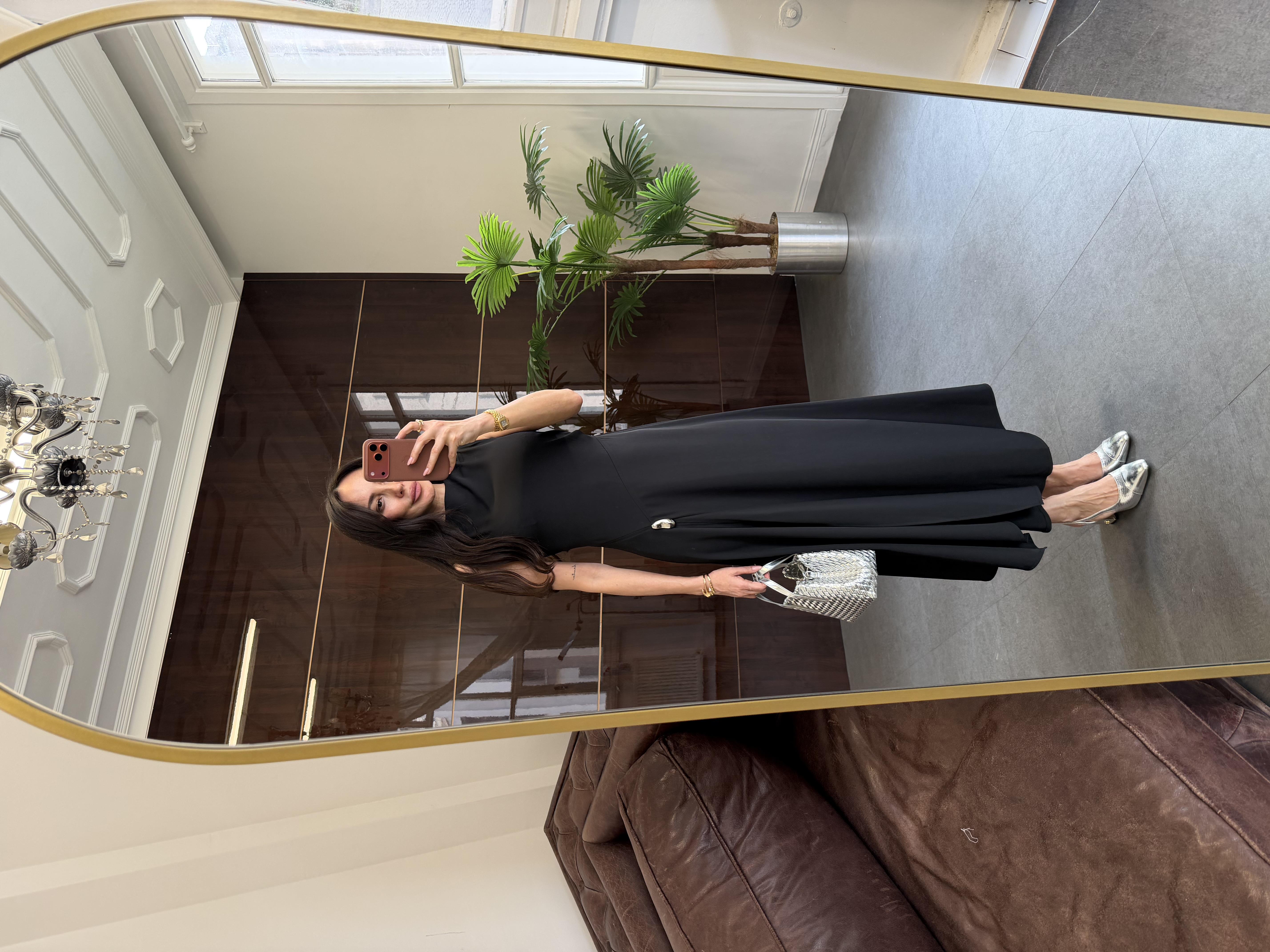 Siyah Eteği Tokalı Yırtmaçlı Elbise