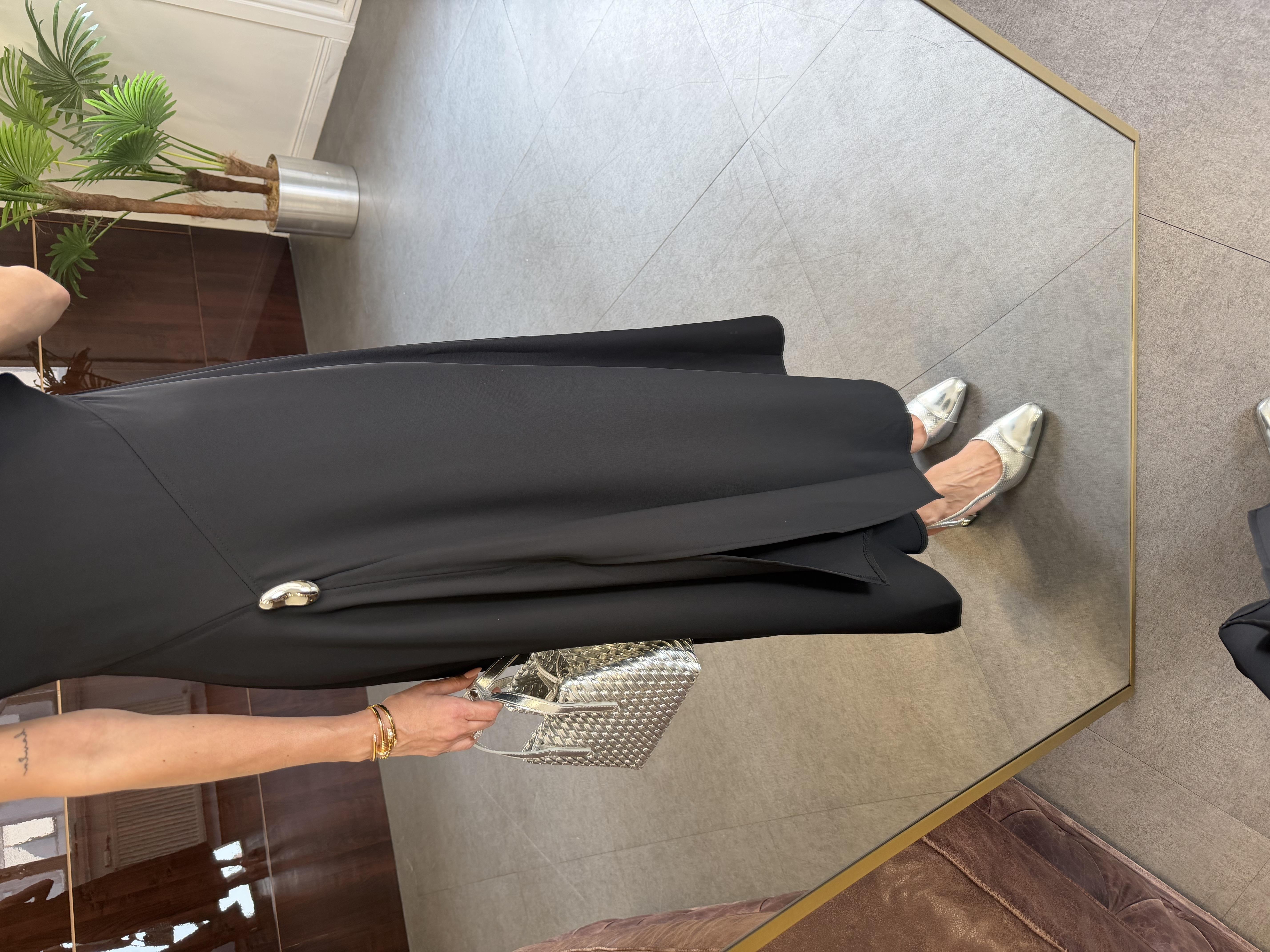 Siyah Eteği Tokalı Yırtmaçlı Elbise