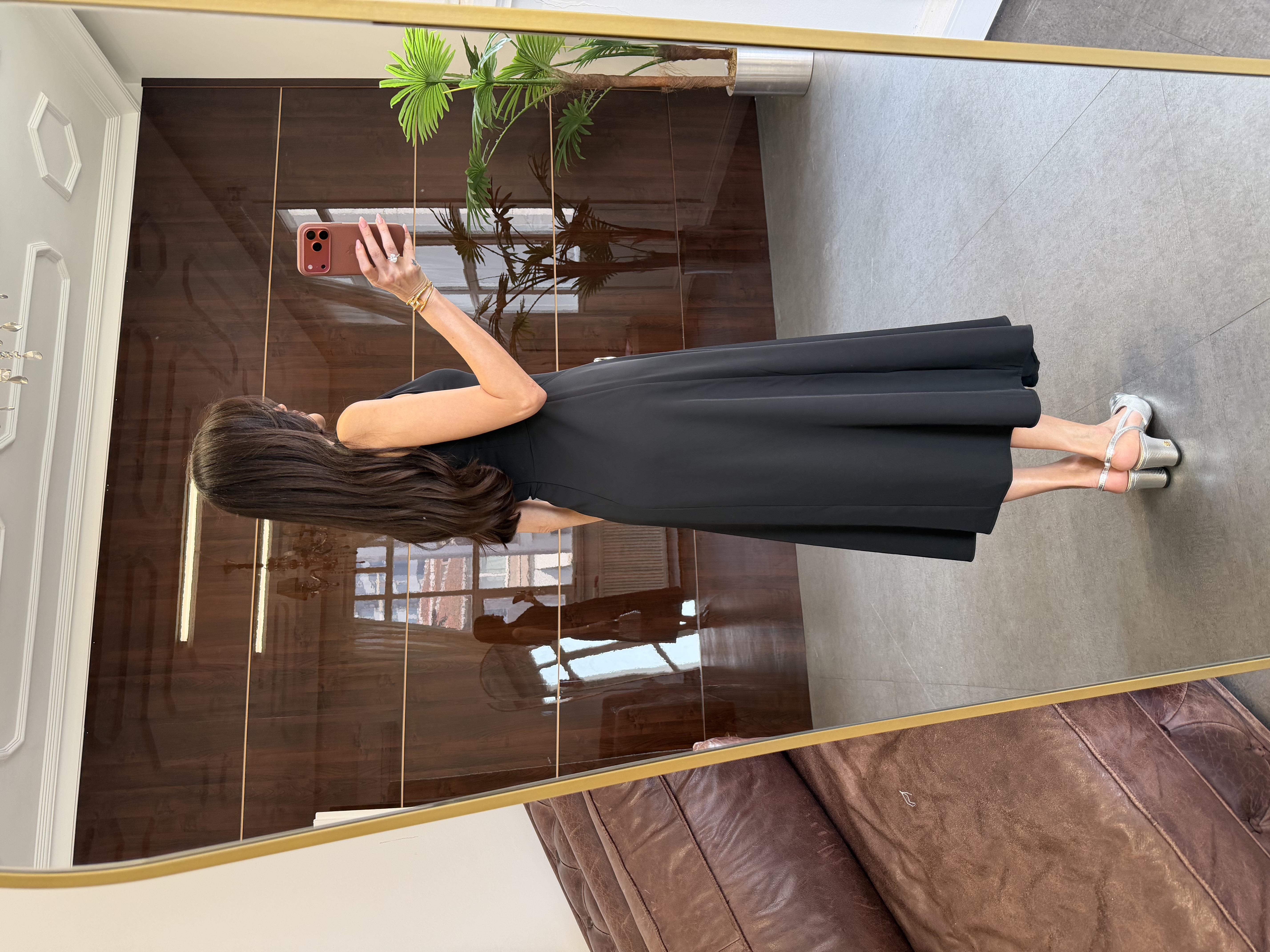 Siyah Eteği Tokalı Yırtmaçlı Elbise