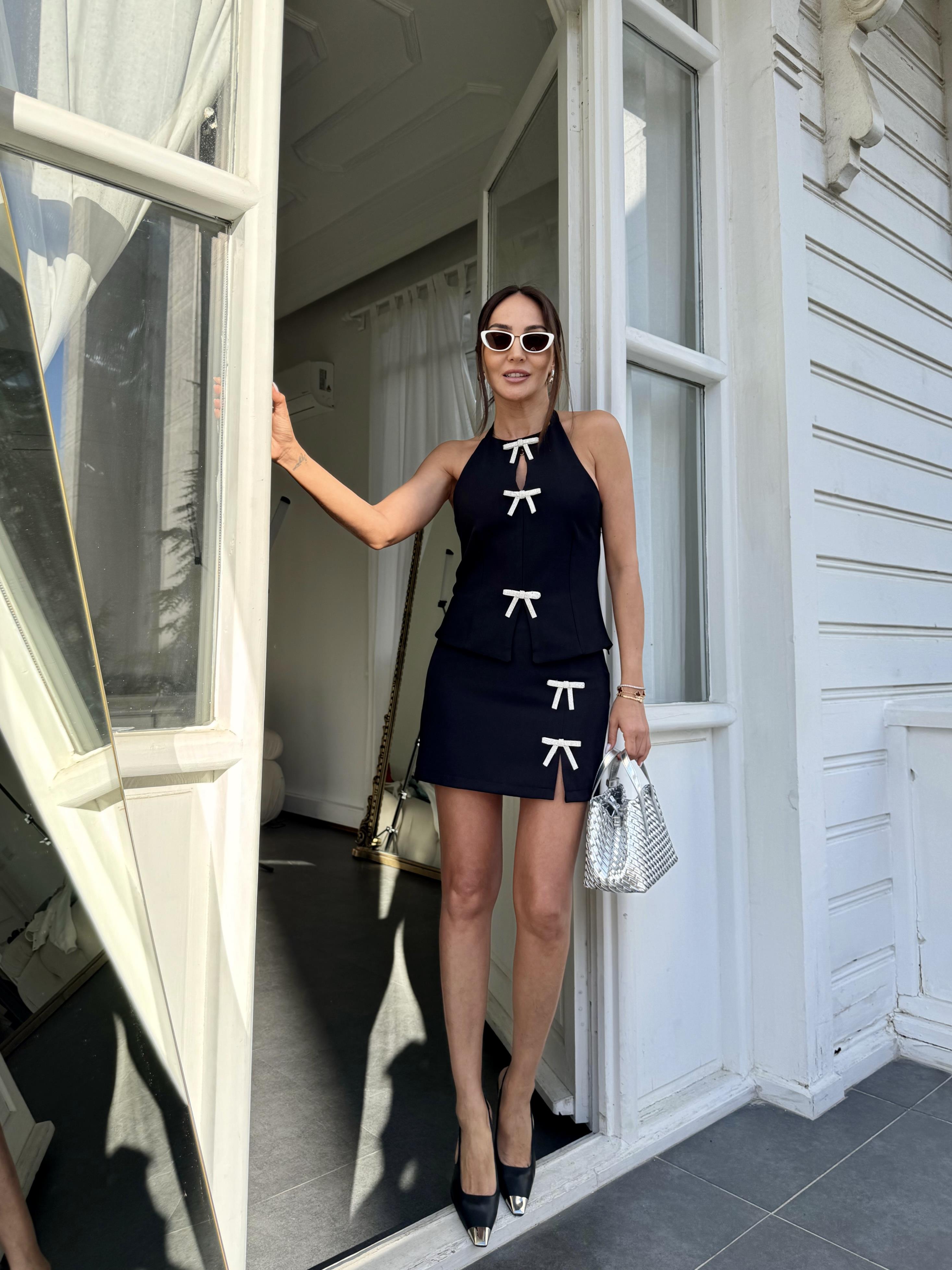 Siyah Fiyonlu Sırt Dekolteli Bluz