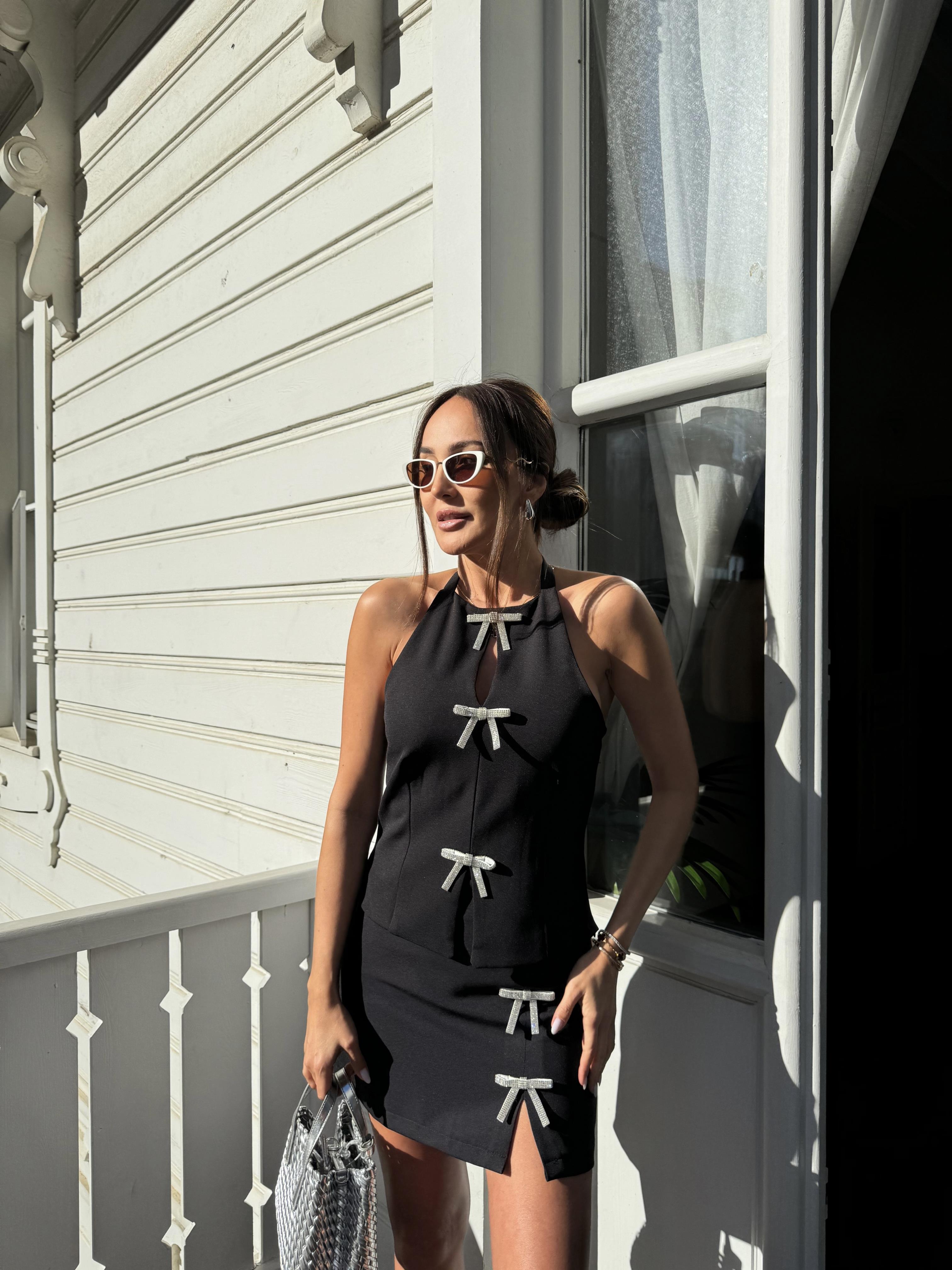 Siyah Fiyonlu Sırt Dekolteli Bluz